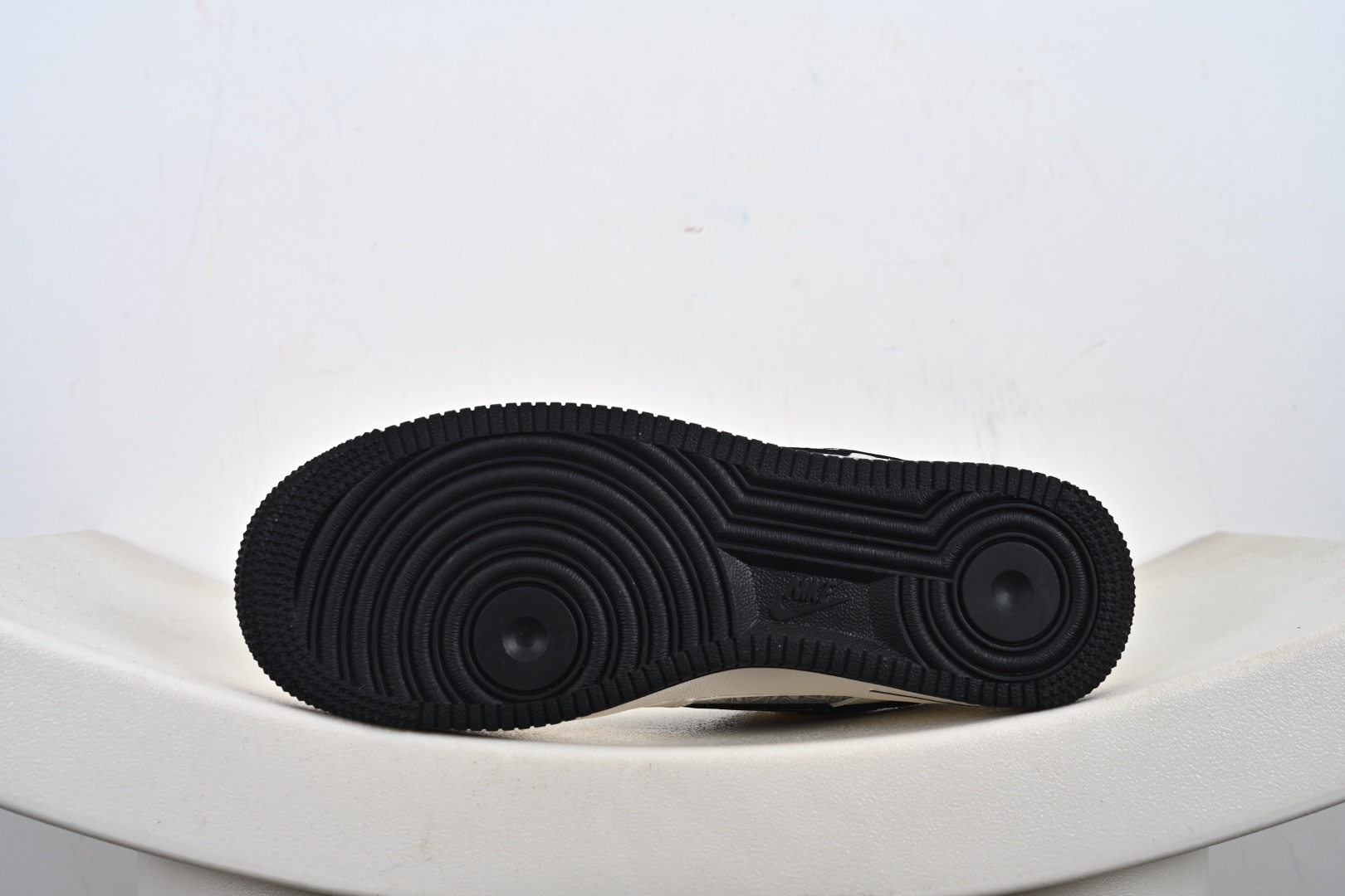 240 定制版Nike Air Force 1'07 Low 巴黎世家联名 米白黑钩印刷 空军一号低帮休闲板鞋 XD2588-611