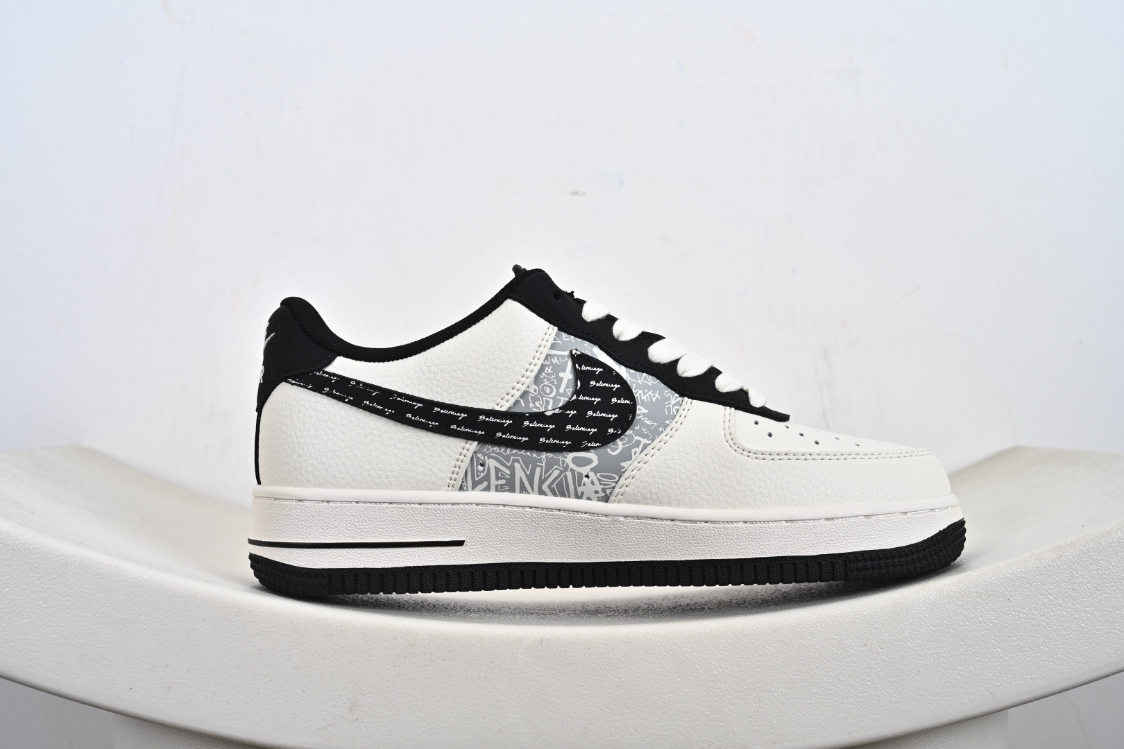 240 定制版Nike Air Force 1'07 Low 巴黎世家联名 米白黑钩印刷 空军一号低帮休闲板鞋 XD2588-611