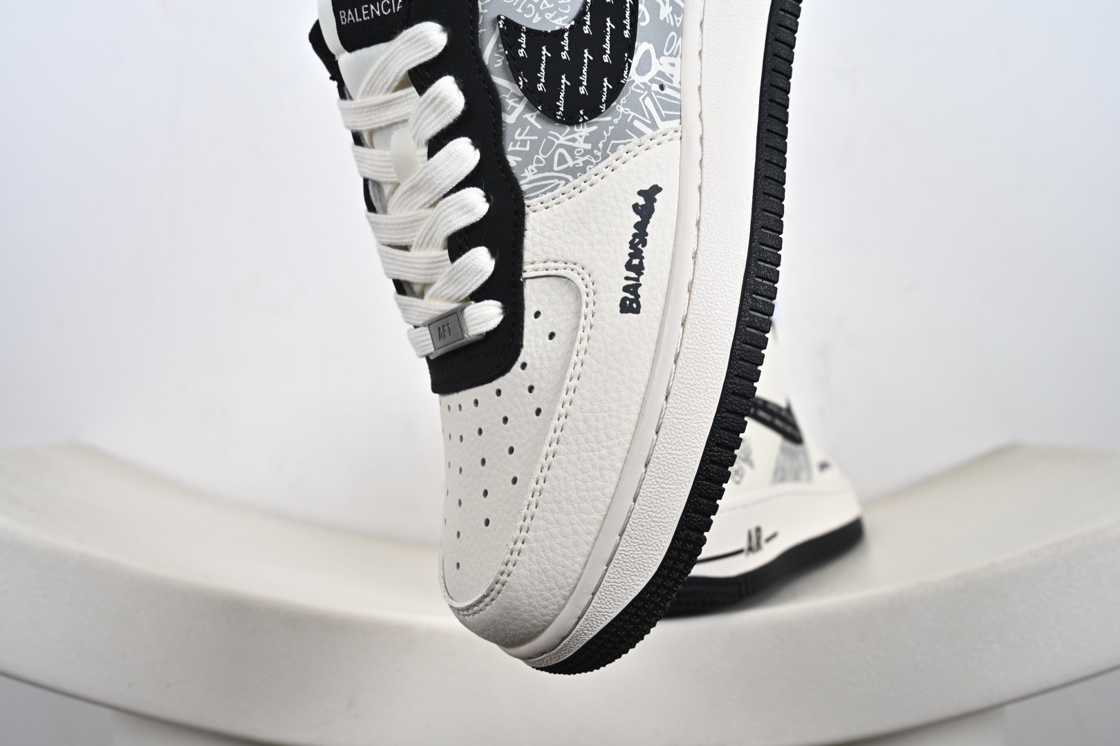 240 定制版Nike Air Force 1'07 Low 巴黎世家联名 米白黑钩印刷 空军一号低帮休闲板鞋 XD2588-611