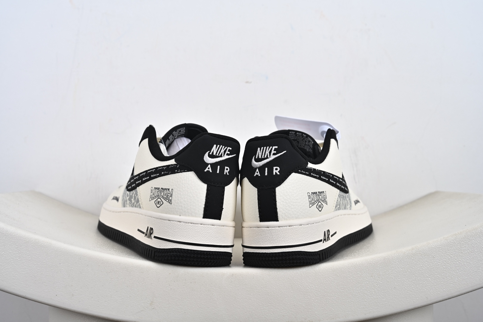 240 定制版Nike Air Force 1'07 Low 巴黎世家联名 米白黑钩印刷 空军一号低帮休闲板鞋 XD2588-611