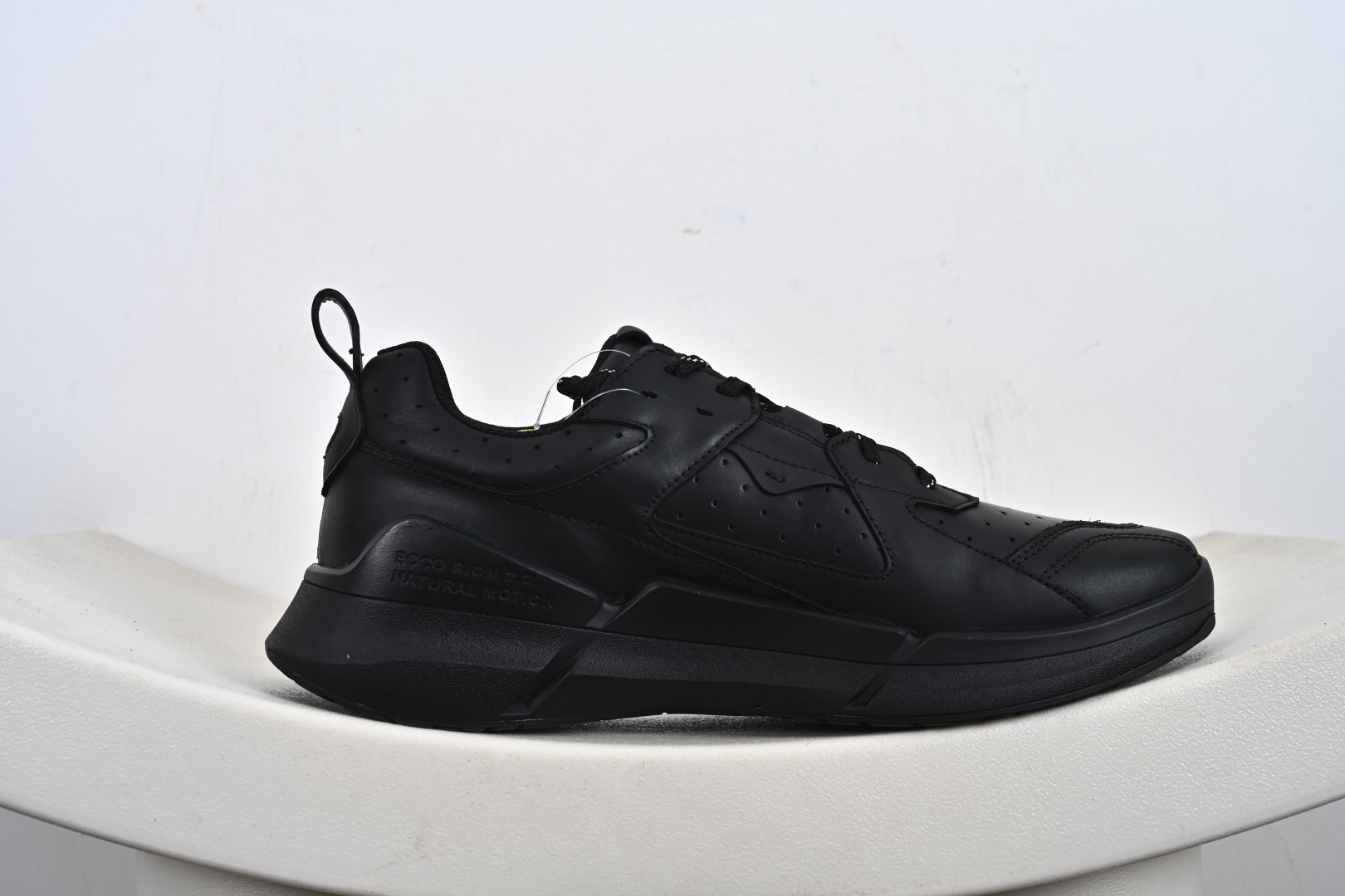 240 ECCO 爱步 低帮 黑色 皮革透气低邦运动休闲鞋 830844