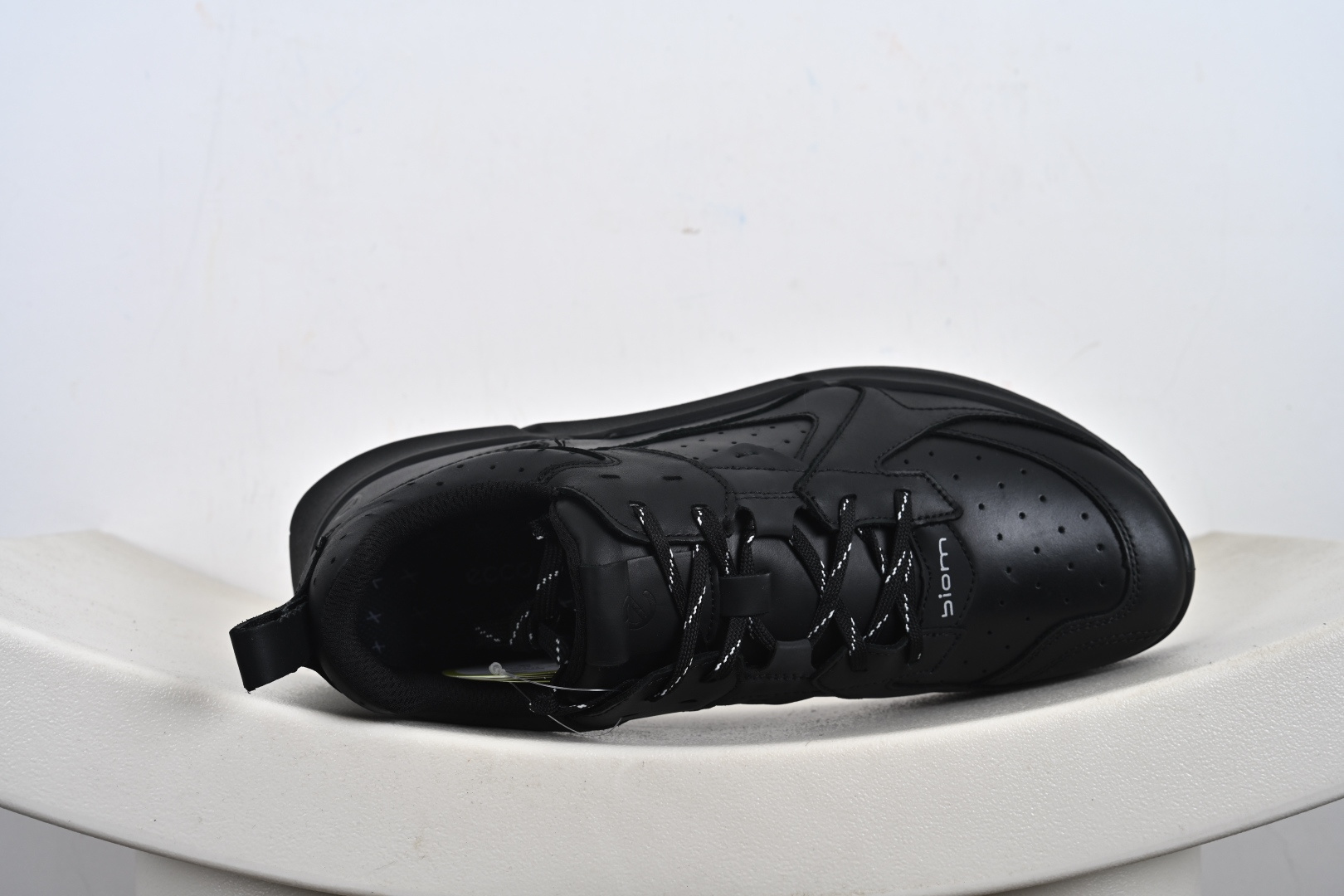 240 ECCO 爱步 低帮 黑色 皮革透气低邦运动休闲鞋 830844