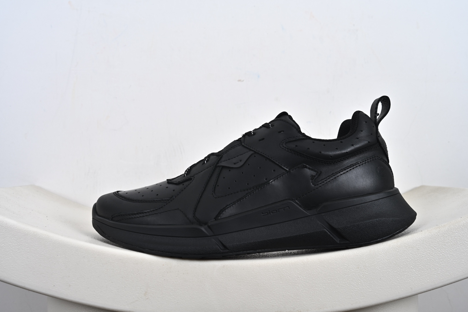 240 ECCO 爱步 低帮 黑色 皮革透气低邦运动休闲鞋 830844