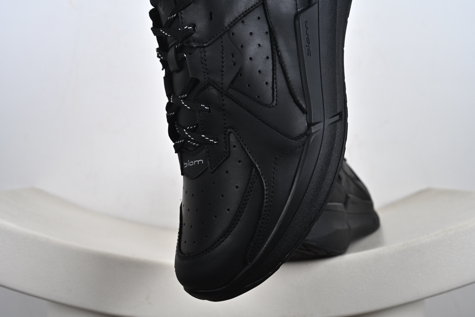 240 ECCO 爱步 低帮 黑色 皮革透气低邦运动休闲鞋 830844