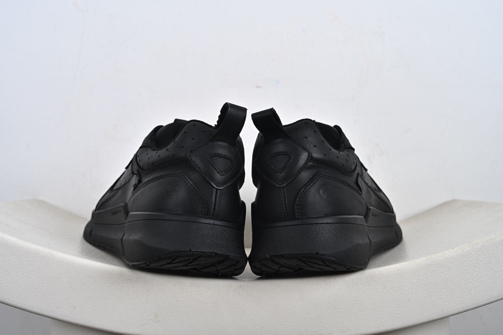 240 ECCO 爱步 低帮 黑色 皮革透气低邦运动休闲鞋 830844