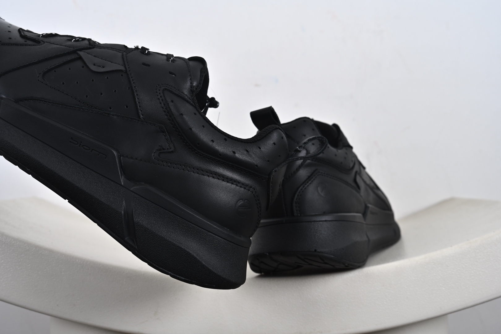 240 ECCO 爱步 低帮 黑色 皮革透气低邦运动休闲鞋 830844