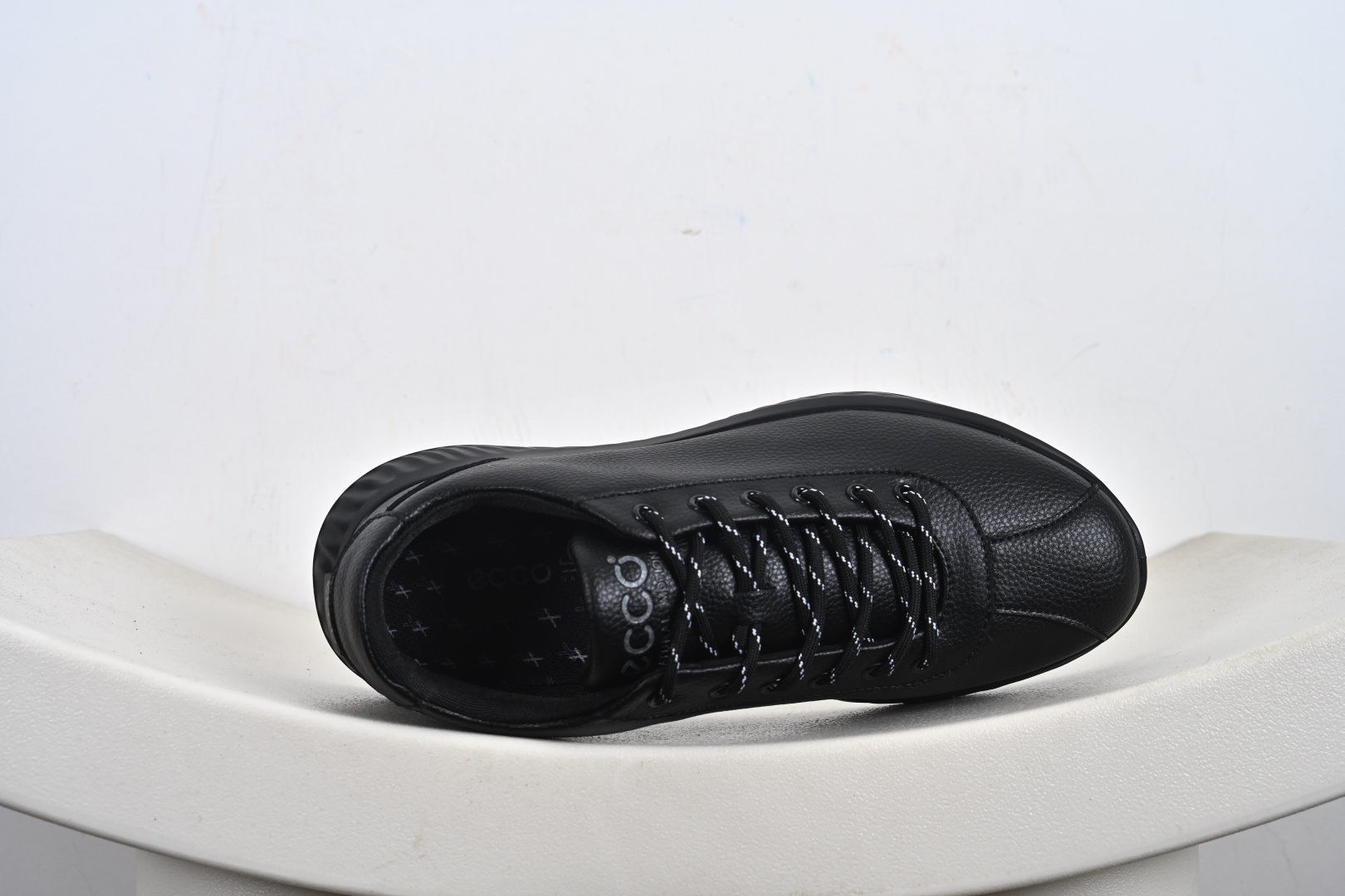 240 ECCO 爱步 低帮 黑色 皮革透气低邦运动休闲鞋 875825