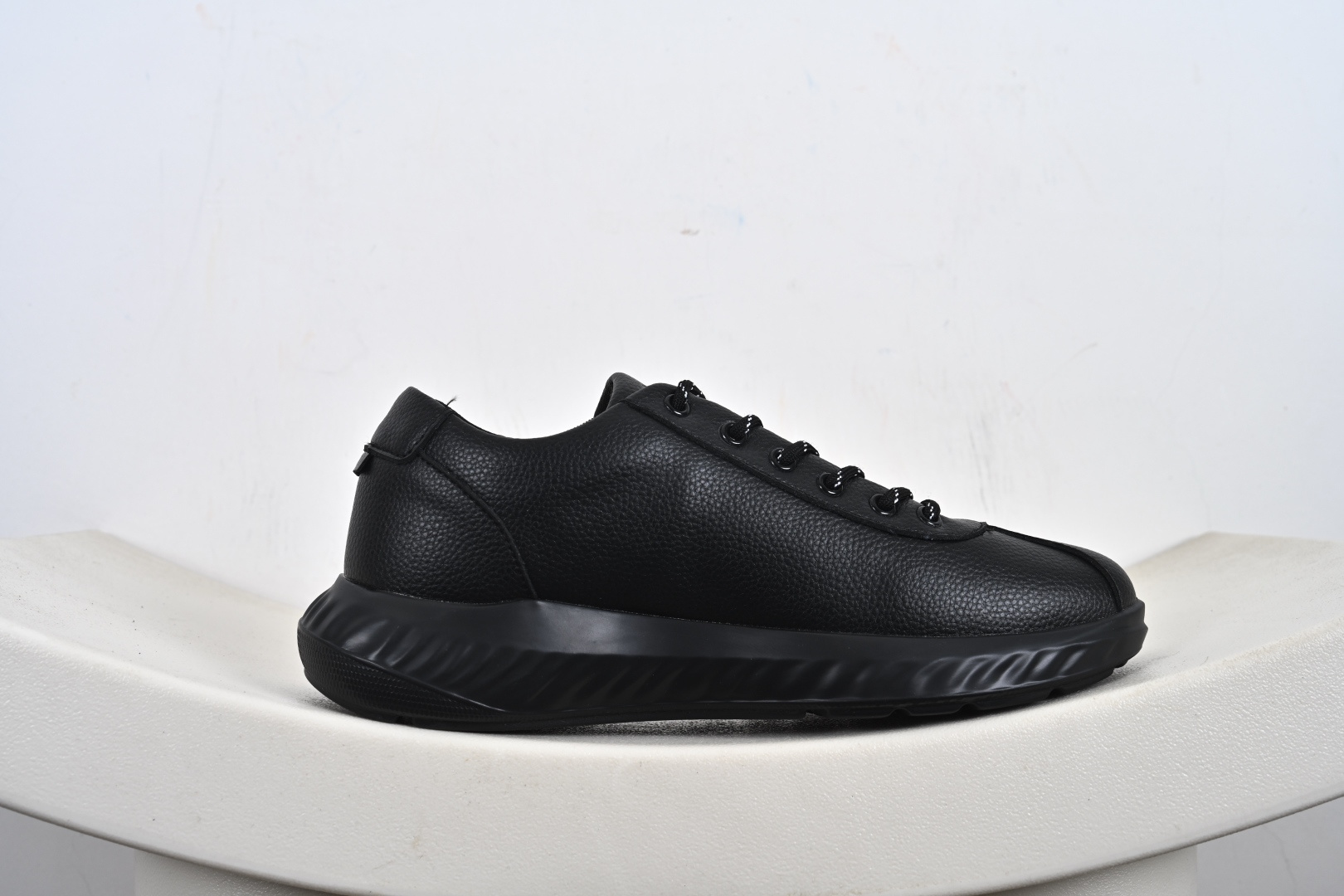 240 ECCO 爱步 低帮 黑色 皮革透气低邦运动休闲鞋 875825