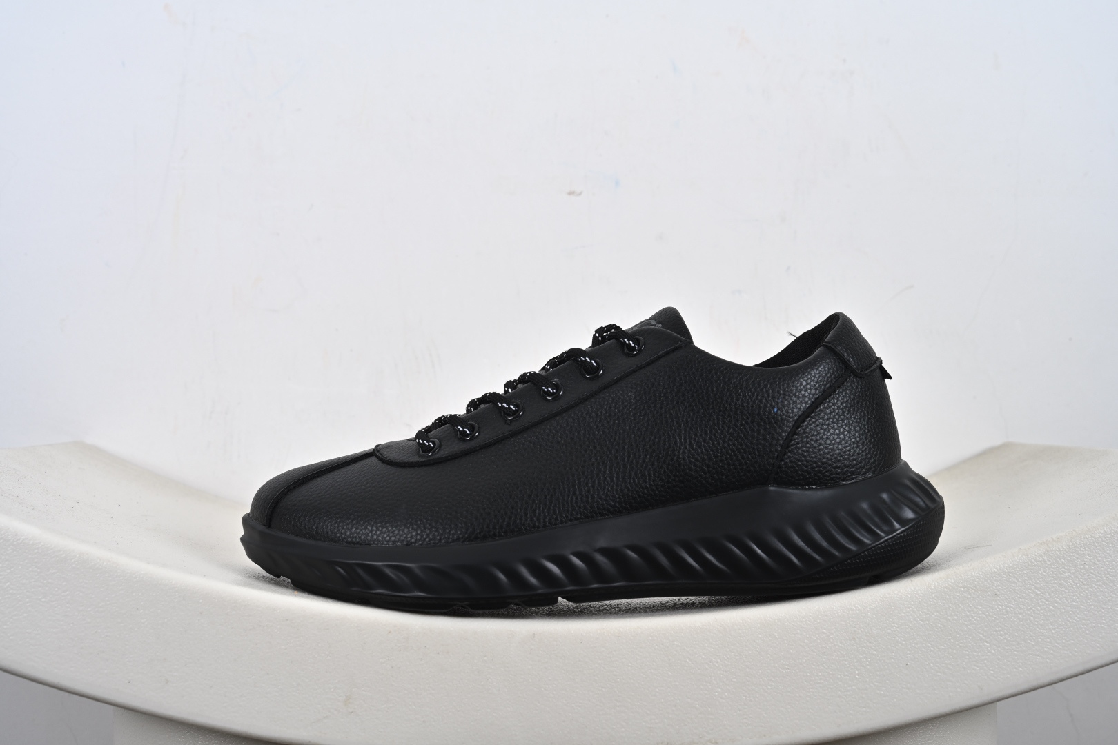 240 ECCO 爱步 低帮 黑色 皮革透气低邦运动休闲鞋 875825