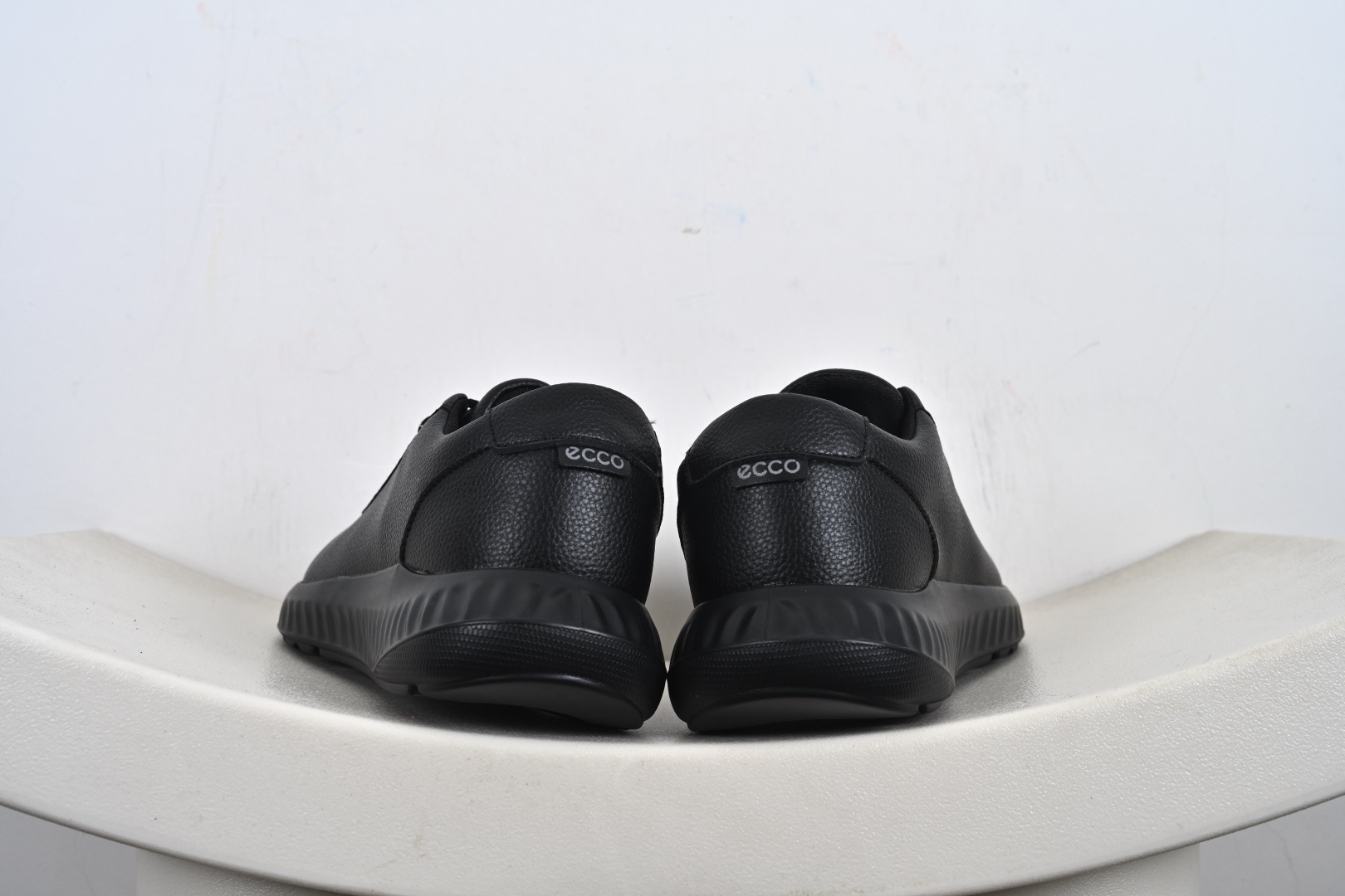 240 ECCO 爱步 低帮 黑色 皮革透气低邦运动休闲鞋 875825