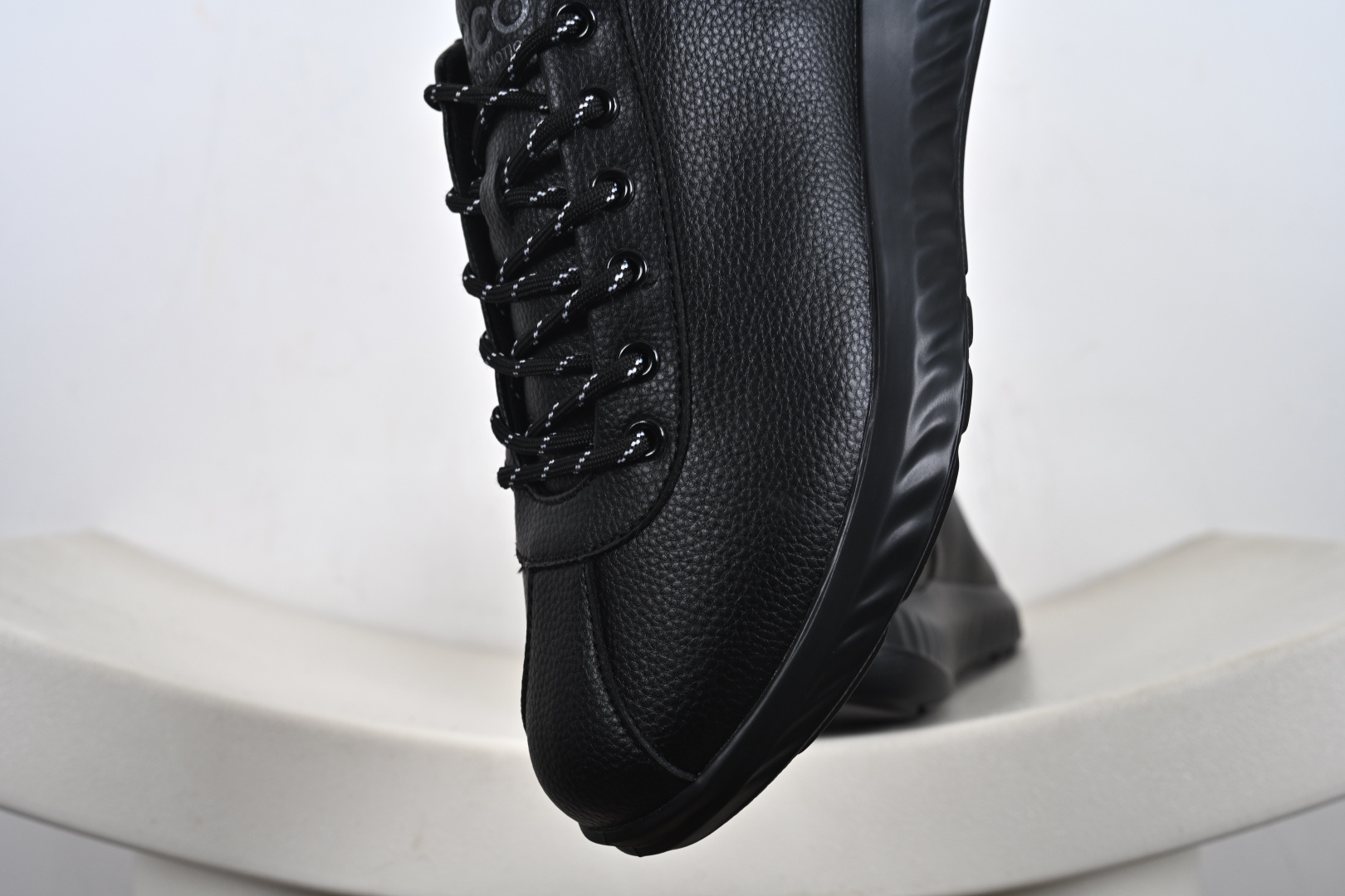 240 ECCO 爱步 低帮 黑色 皮革透气低邦运动休闲鞋 875825