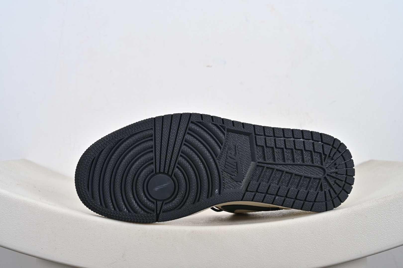 260 Nike Jordan Air Jordan 1 DQ1988-007