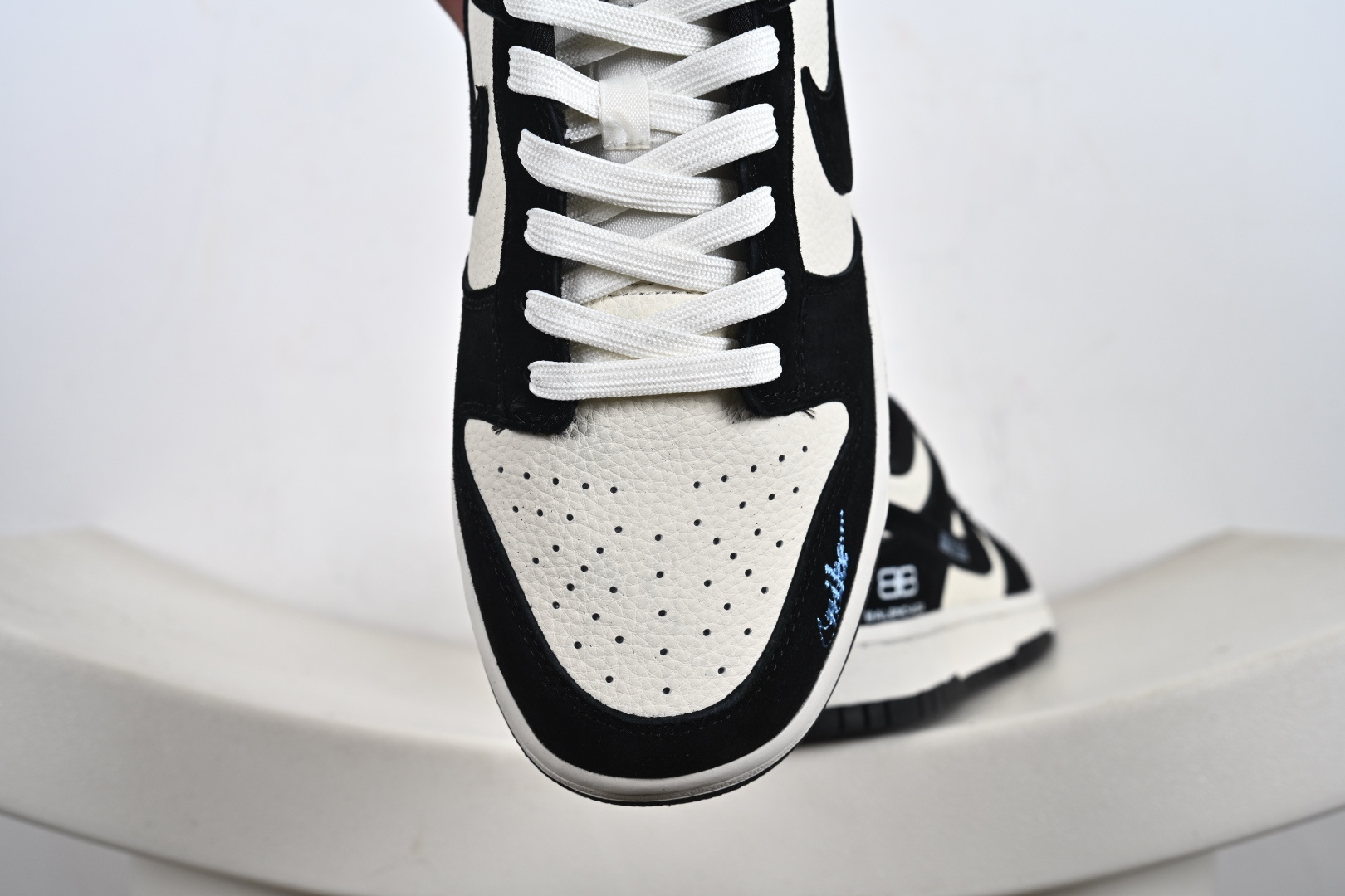 260 定制版 高端定制Nike SB Dunk Low “巴黎世家联名------米白黑蓝刺绣” 高端定制 低帮休闲板鞋 DS6608-015