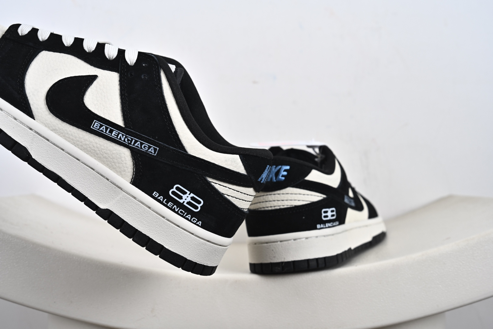 260 定制版 高端定制Nike SB Dunk Low “巴黎世家联名------米白黑蓝刺绣” 高端定制 低帮休闲板鞋 DS6608-015