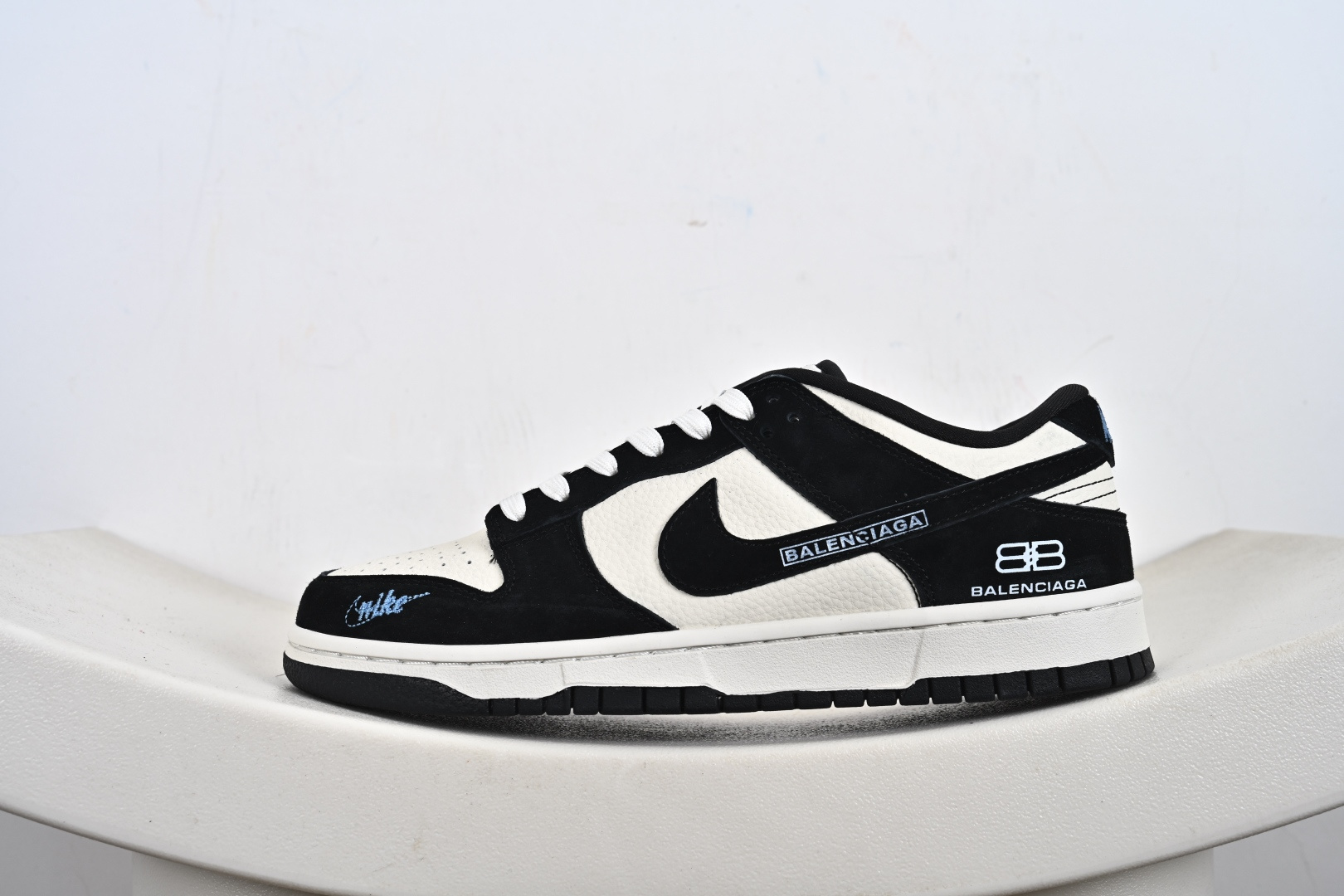 260 定制版 高端定制Nike SB Dunk Low “巴黎世家联名------米白黑蓝刺绣” 高端定制 低帮休闲板鞋 DS6608-015