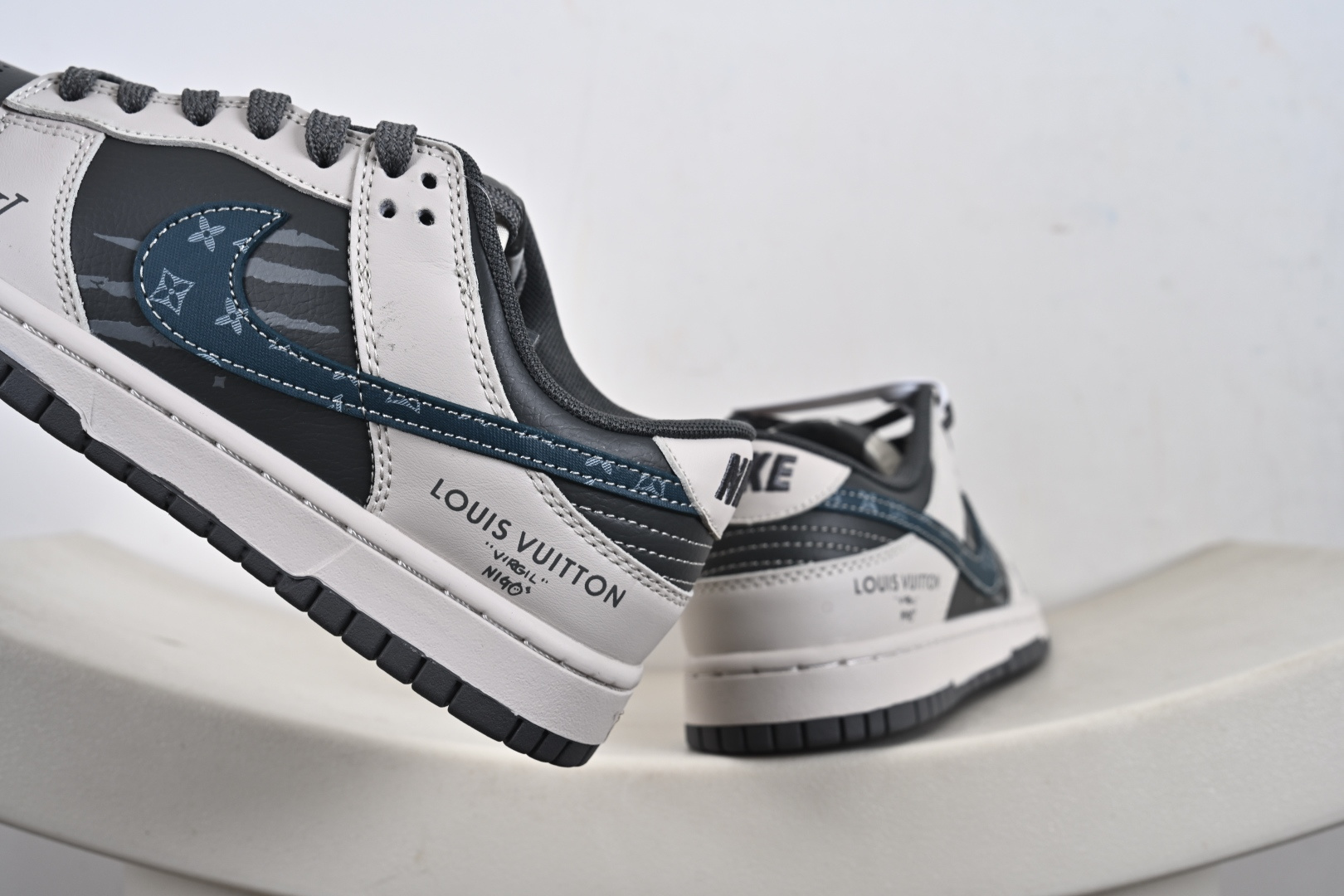 240 Nike SB Dunk Low HS2506-215