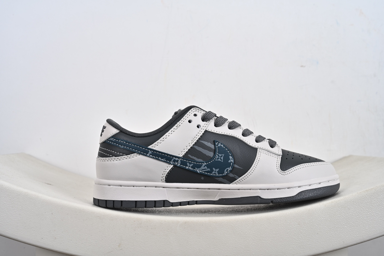 240 Nike SB Dunk Low HS2506-215