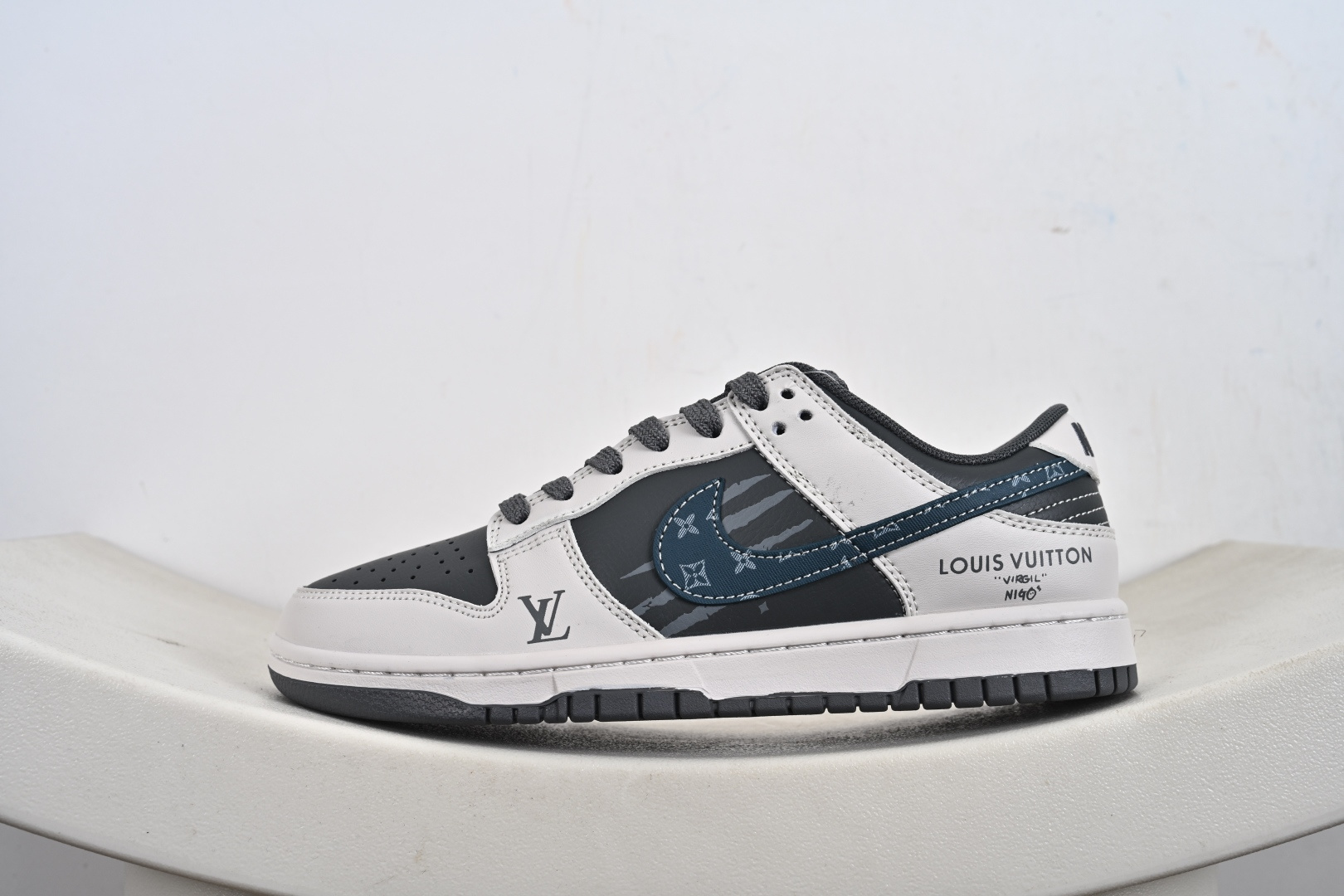 240 Nike SB Dunk Low HS2506-215