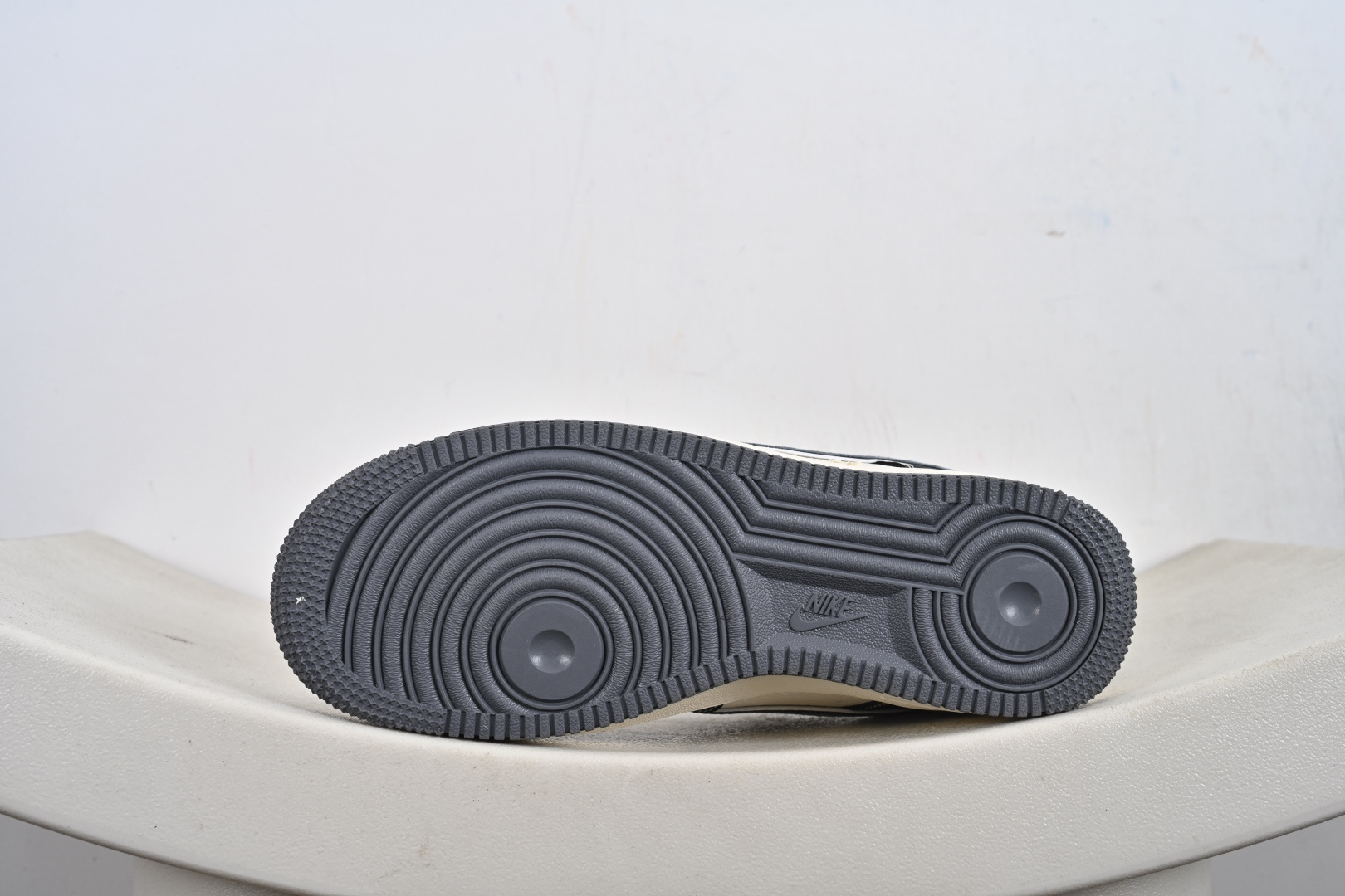 240 定制版 Air Force 1'07 Low 斯图西联名 米灰黑织标 空军一号低帮休闲板鞋 DF0188-102