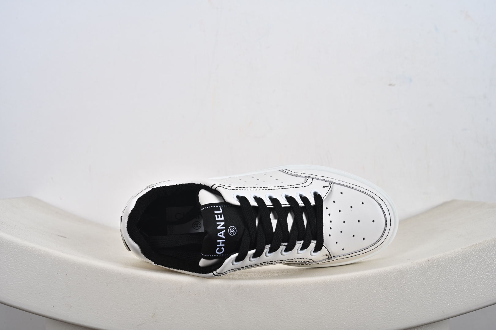 双十一福利特价💰150支持放店‼️‼️‼️
Chanel/香奈儿 升级原楦原纸版数据开发版型,正确官方原盒配件包装物,采用同源一致纳帕头层小牛皮革鞋面材质,超软皮灌注缓震PU脚垫,独立开发复合TPR防变形耐磨外底❗法国奢侈品品牌·香奈儿Chanel CC Calfskin Logo Sneaker女神款春系百搭休闲真皮拼色小白板鞋 G38808 Y55769
类型:女鞋
码数:35 36 37 38 39 40-M1-E2