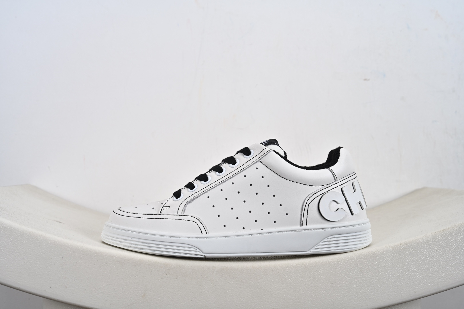 双十一福利特价💰150支持放店‼️‼️‼️
Chanel/香奈儿 升级原楦原纸版数据开发版型,正确官方原盒配件包装物,采用同源一致纳帕头层小牛皮革鞋面材质,超软皮灌注缓震PU脚垫,独立开发复合TPR防变形耐磨外底❗法国奢侈品品牌·香奈儿Chanel CC Calfskin Logo Sneaker女神款春系百搭休闲真皮拼色小白板鞋 G38808 Y55769
类型:女鞋
码数:35 36 37 38 39 40-M1-E2