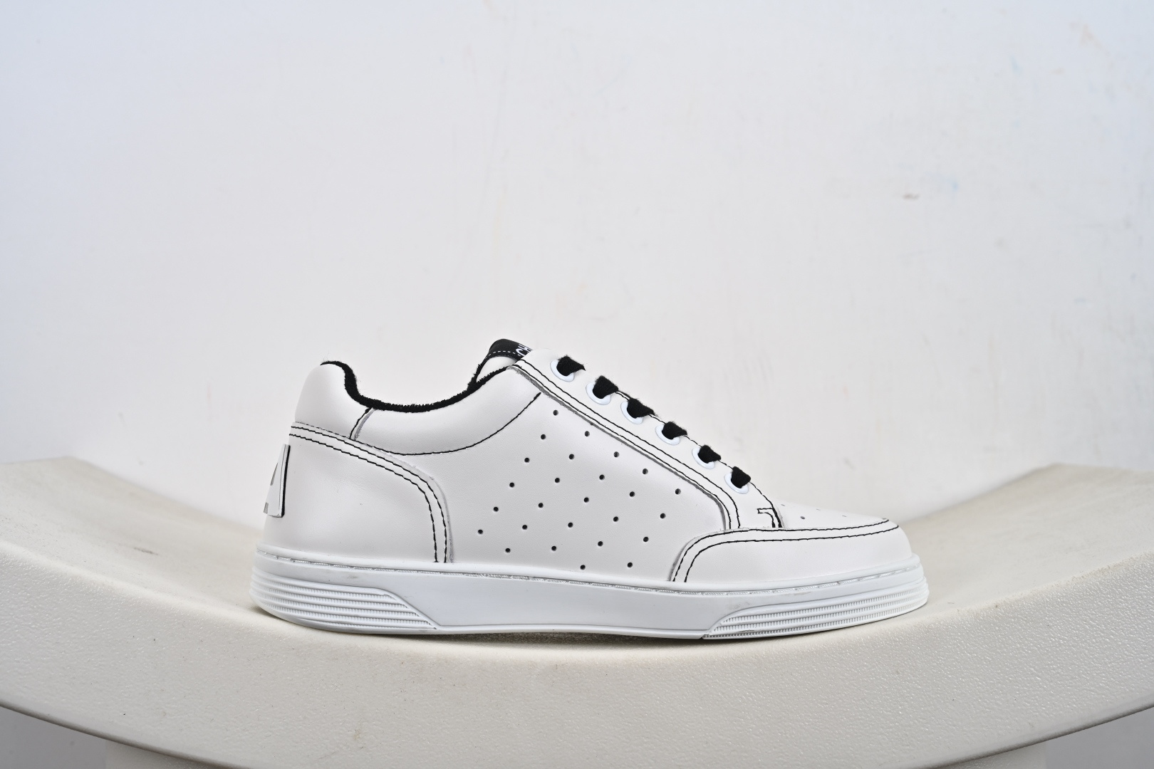 双十一福利特价💰150支持放店‼️‼️‼️
Chanel/香奈儿 升级原楦原纸版数据开发版型,正确官方原盒配件包装物,采用同源一致纳帕头层小牛皮革鞋面材质,超软皮灌注缓震PU脚垫,独立开发复合TPR防变形耐磨外底❗法国奢侈品品牌·香奈儿Chanel CC Calfskin Logo Sneaker女神款春系百搭休闲真皮拼色小白板鞋 G38808 Y55769
类型:女鞋
码数:35 36 37 38 39 40-M1-E2