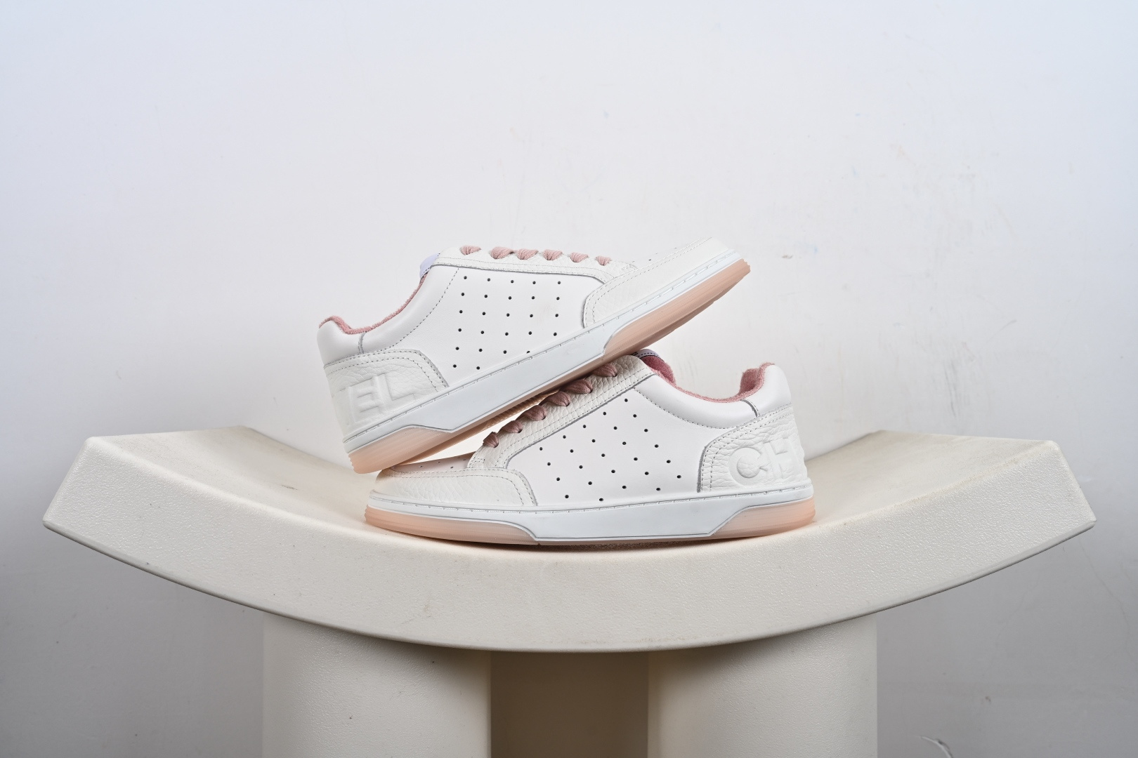 双十一福利特价💰150支持放店‼️‼️‼️
Chanel/香奈儿 升级原楦原纸版数据开发版型,正确官方原盒配件包装物,采用同源一致纳帕头层小牛皮革鞋面材质,超软皮灌注缓震PU脚垫,独立开发复合TPR防变形耐磨外底❗法国奢侈品品牌·香奈儿Chanel CC Calfskin Logo Sneaker女神款春系百搭休闲真皮拼色小白板鞋 G38808 Y55769
类型:女鞋
码数:35 36 37 38 39 40-M1-E2