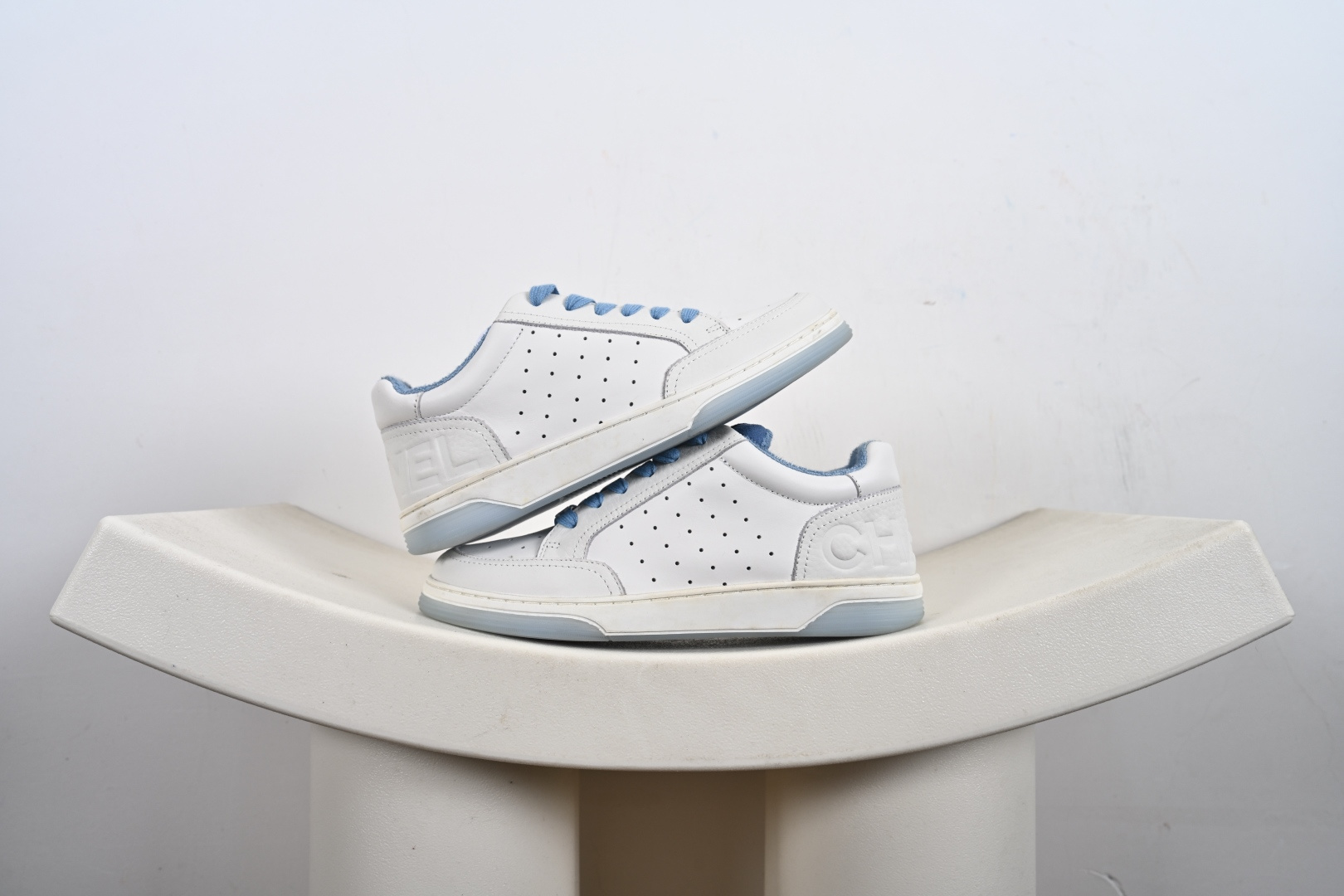 双十一福利特价💰150支持放店‼️‼️‼️
Chanel/香奈儿 升级原楦原纸版数据开发版型,正确官方原盒配件包装物,采用同源一致纳帕头层小牛皮革鞋面材质,超软皮灌注缓震PU脚垫,独立开发复合TPR防变形耐磨外底❗法国奢侈品品牌·香奈儿Chanel CC Calfskin Logo Sneaker女神款春系百搭休闲真皮拼色小白板鞋 G38808 Y55769
类型:女鞋
码数:35 36 37 38 39 40-M1-E2