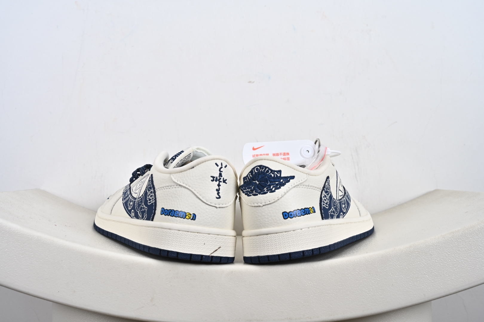 240 定制版 时尚元素x Jordan Air Jordan Low 倒勾 “哆啦A梦-联名''低帮休闲运动板鞋 XB1979-015