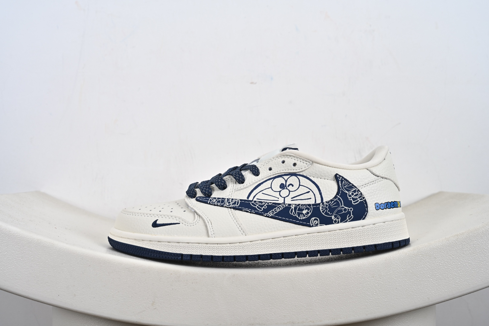 240 定制版 时尚元素x Jordan Air Jordan Low 倒勾 “哆啦A梦-联名''低帮休闲运动板鞋 XB1979-015