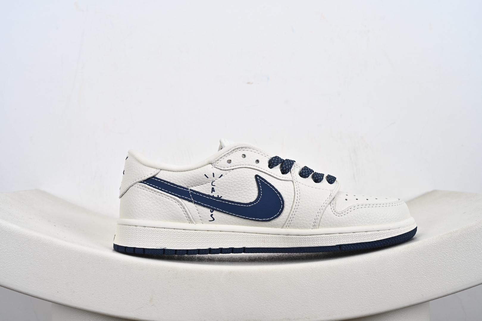 240 定制版 时尚元素x Jordan Air Jordan Low 倒勾 “哆啦A梦-联名''低帮休闲运动板鞋 XB1979-015