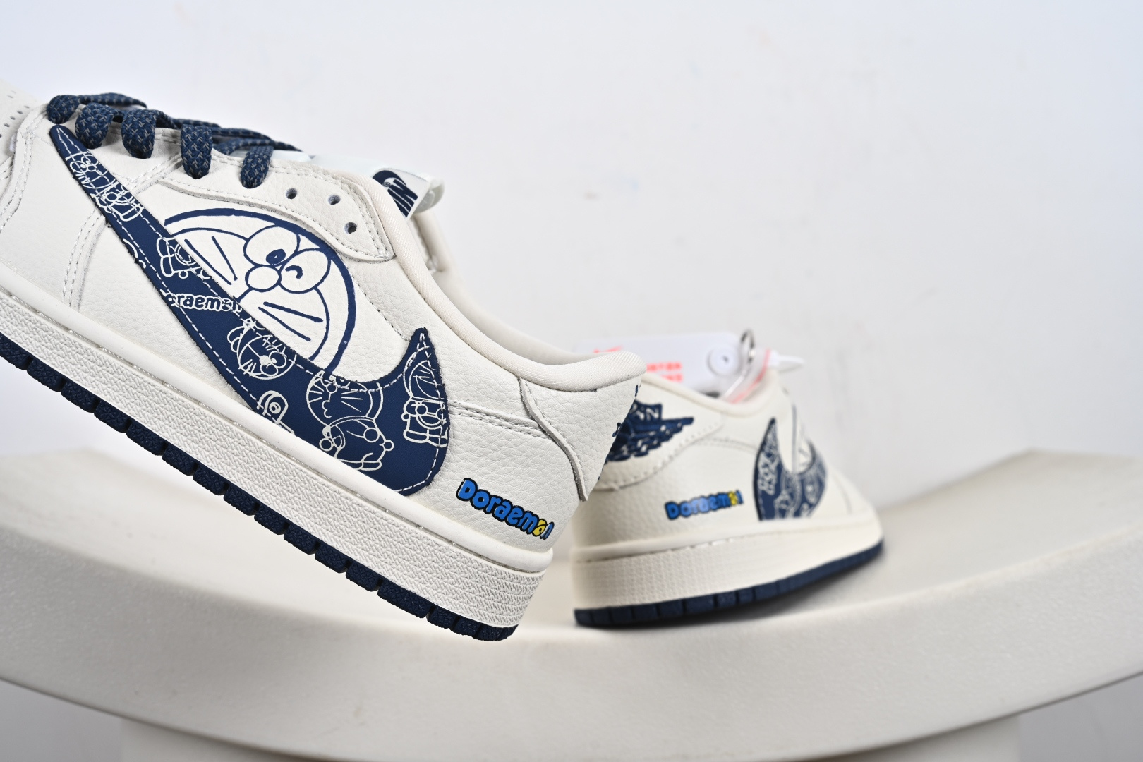 240 定制版 时尚元素x Jordan Air Jordan Low 倒勾 “哆啦A梦-联名''低帮休闲运动板鞋 XB1979-015