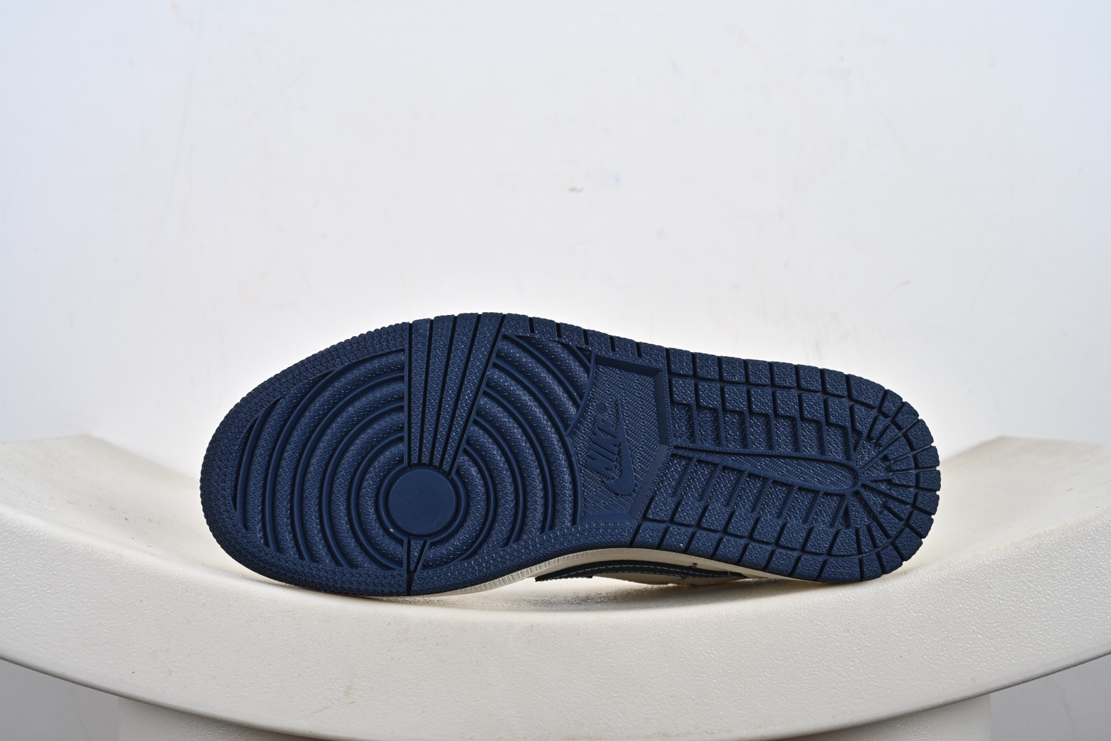 240 定制版 时尚元素x Jordan Air Jordan Low 倒勾 “哆啦A梦-联名''低帮休闲运动板鞋 XB1979-015