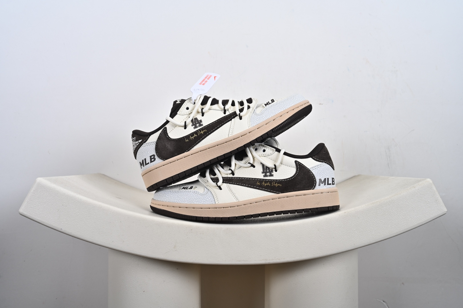 支持放店 Travis Scott x Nike Air Jordan 1 Low x MLB Air Jordan 1 Low 反转米棕绑带倒钩 纯原版本全鞋采用原装头层皮,用料扎实 精雕细琢鞋型极致还原 飞翼3D打印改良 深度立体 四线中底拉帮皮料选材 钢印 背胶一应俱全 全新批次 原装原模大底全鞋原厂定制皮料,手感细腻正确折边工艺 完美细节诠释 官方货号:XS3186 204 (半)-F2-E5