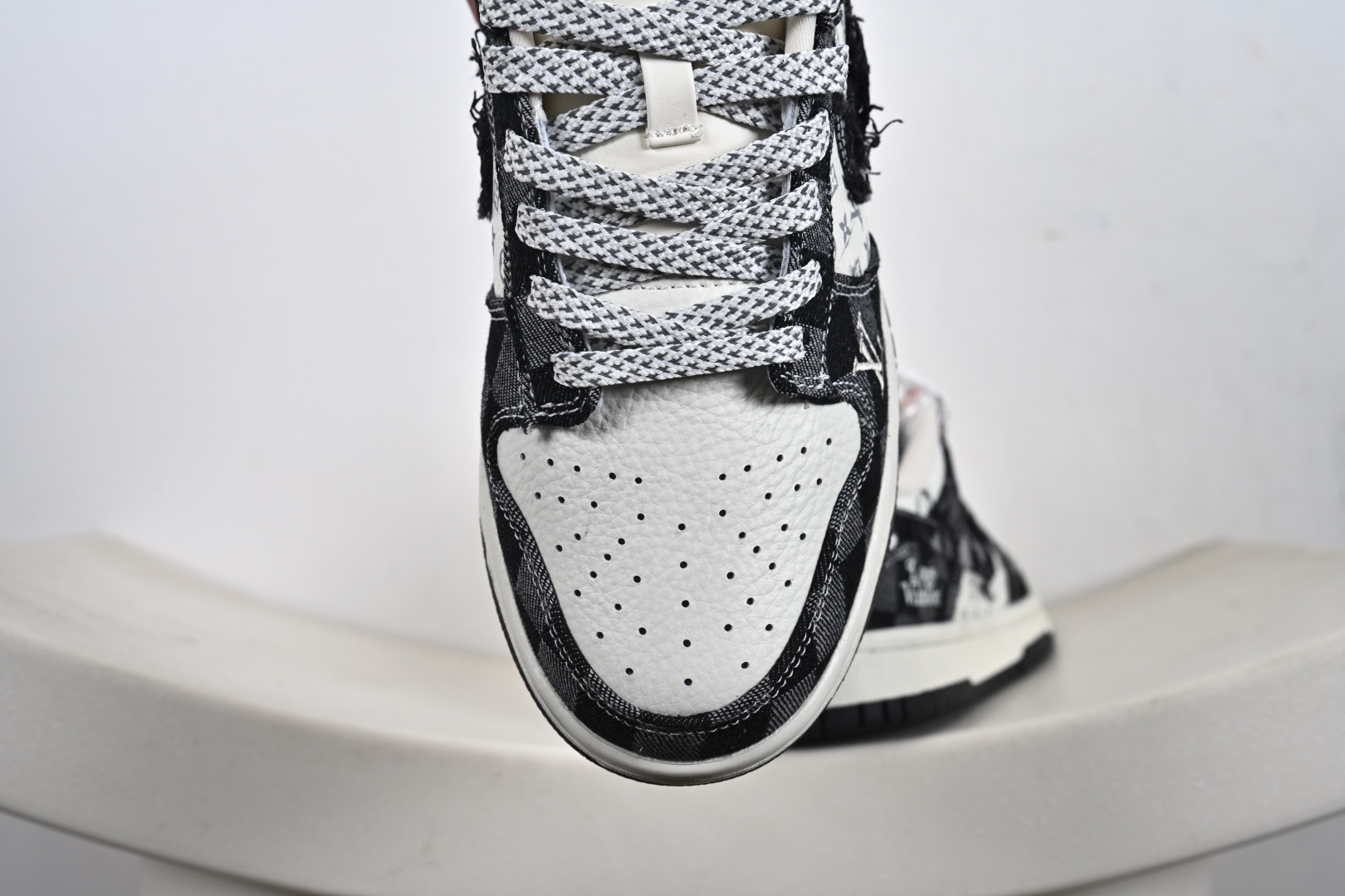 260 定制版 Dunk Low“L联名——白黑格子牛仔” 高端定制 低帮休闲板鞋 YF9511-901