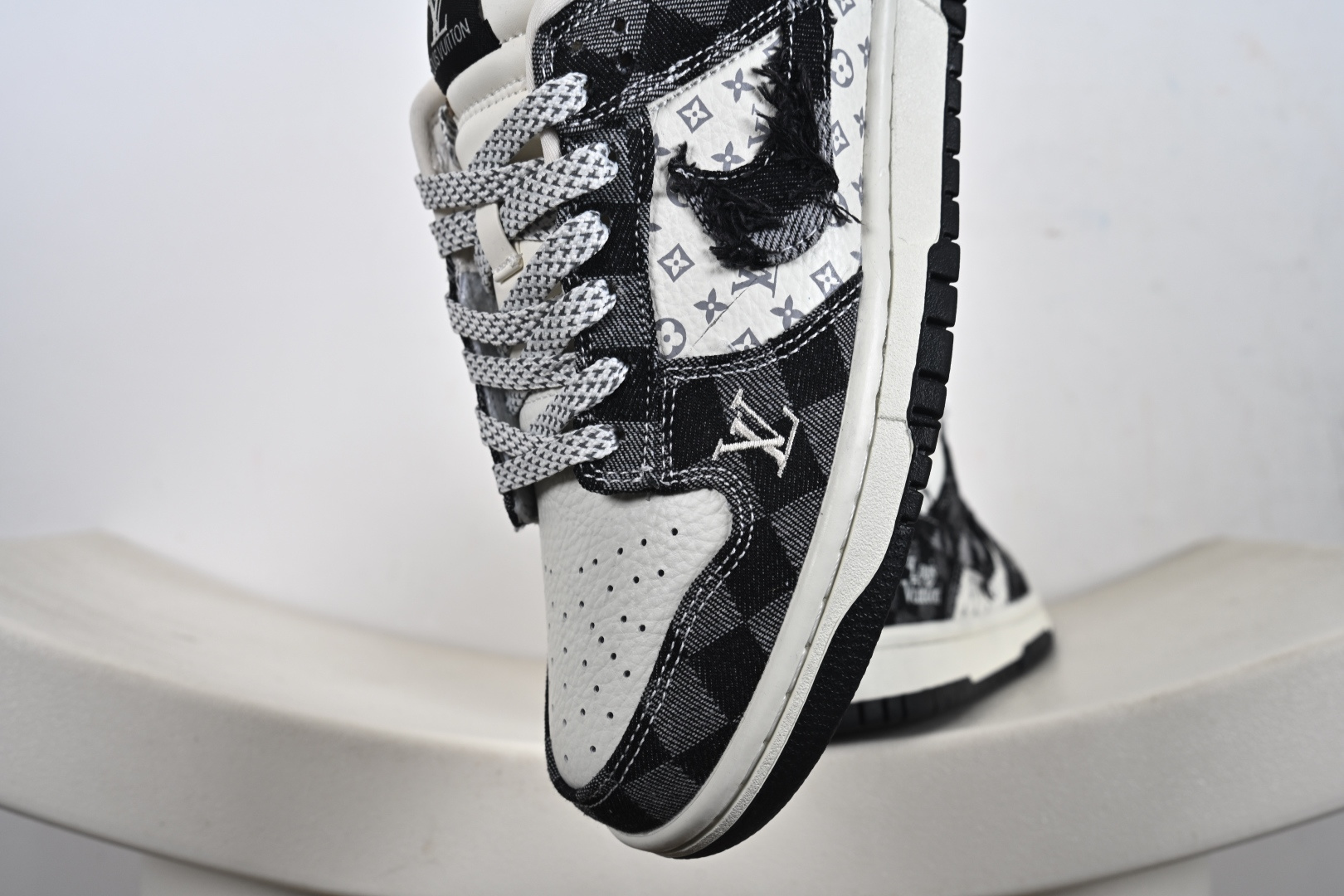 260 定制版 Dunk Low“L联名——白黑格子牛仔” 高端定制 低帮休闲板鞋 YF9511-901