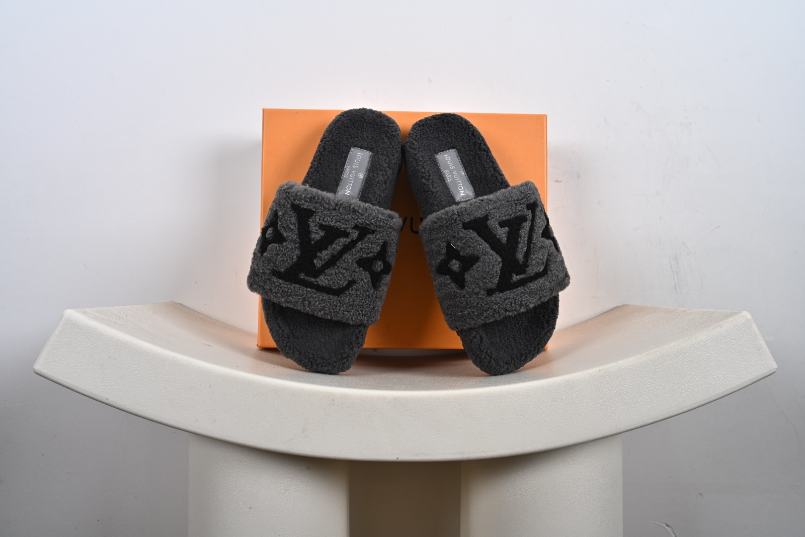 福利 支持放店 ️ ️ ️ LV 新色羊毛拖鞋🆕頂级品质🔝纯皮毛一体羔羊毛打造!米超温暖的感觉,穿上仿佛踩在云朵上♥️经典老花装饰,精致高级!让这双毛拖身价陡增!鞋底是原版开模的防滑橡胶大底,非常好穿不打滑,而且鞋底有一定厚度,舒适度极佳! 1-7