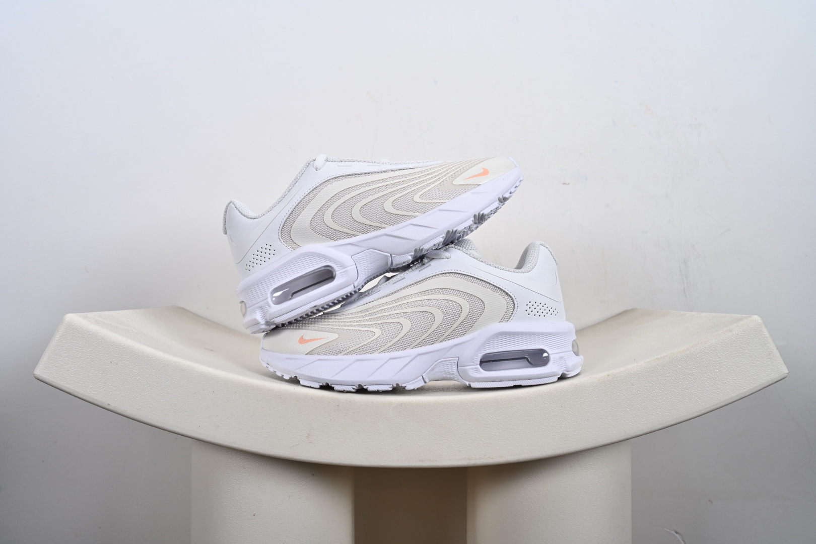 本地💰150支持放店 Nike Air Max fire 后掌气垫 缓震运动跑鞋 DN8的核心亮点在于其八腔气垫结构 根据不同部位设定的气压值专为行走设计提供卓越的舒适感 鞋面的设计让人联想到上世纪90年代末至2000年代初的多款AirMax 中底上系列圆形孔洞引发了热议 不少人将其与竞争品牌的缓震技术进行比较例如K-SWISS 2010年代初推出的Tubes技 及以多孔鞋底闻名的品牌 On 官方货号: IF2621、IF2620、 Size：36-46（无半码）-X7-E2