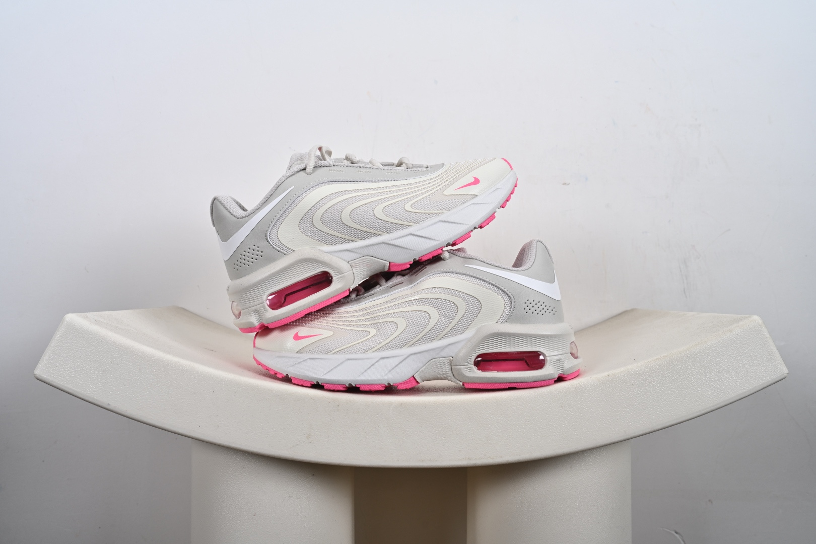 本地💰150支持放店 Nike Air Max fire 后掌气垫 缓震运动跑鞋 DN8的核心亮点在于其八腔气垫结构 根据不同部位设定的气压值专为行走设计提供卓越的舒适感 鞋面的设计让人联想到上世纪90年代末至2000年代初的多款AirMax 中底上系列圆形孔洞引发了热议 不少人将其与竞争品牌的缓震技术进行比较例如K-SWISS 2010年代初推出的Tubes技 及以多孔鞋底闻名的品牌 On 官方货号: IF2621、IF2620、 Size：36-46（无半码）-X7-E2