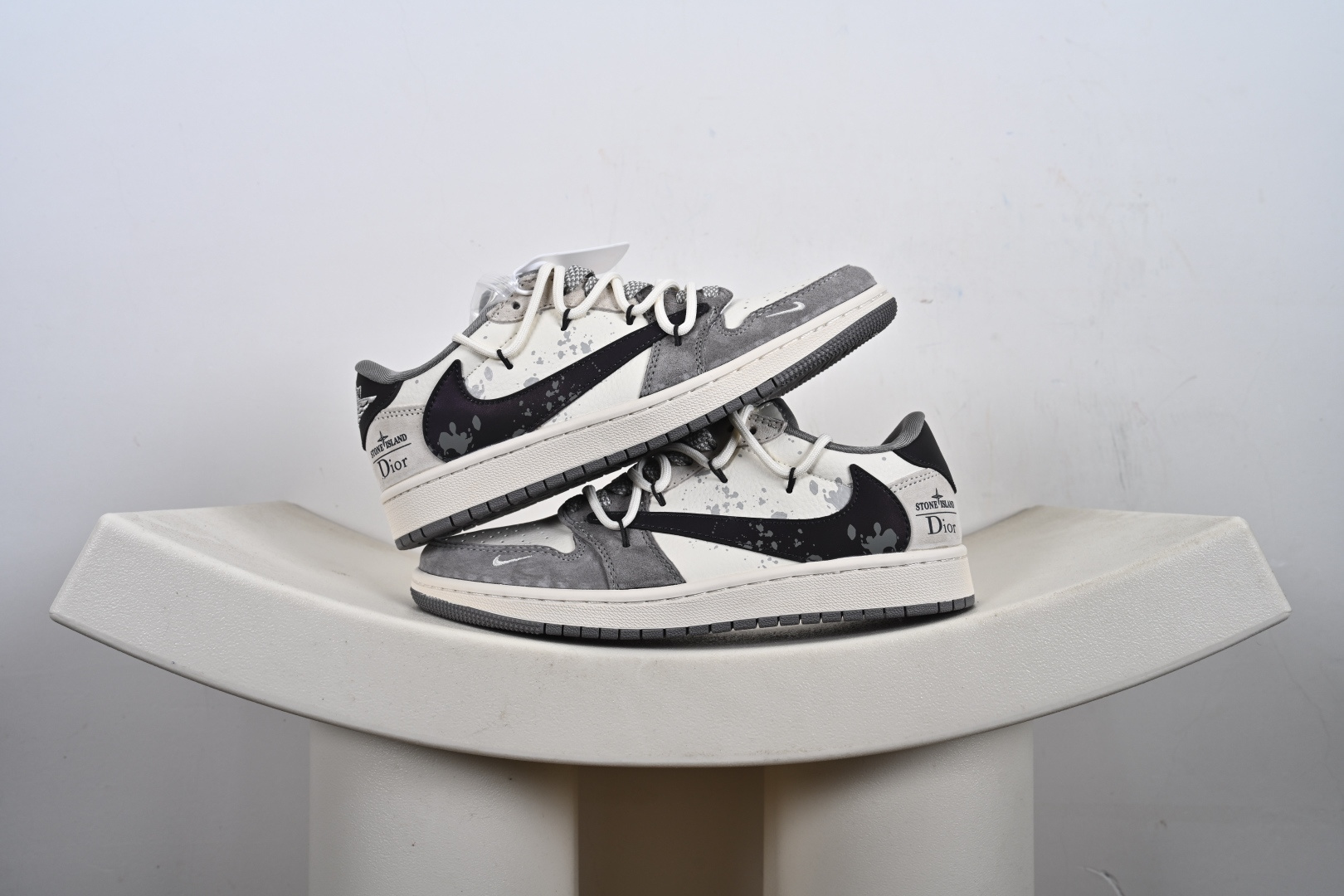 支持放店 乔丹Air Jordan 1 Low AJ1乔1联名款倒勾低帮休闲复古文化运动板鞋 货号:DM9288 完美品质出货 细节如图所示 鞋面切割工整 冲孔整齐干净 中底拉帮线 整体清洁度非常好· C9-E5