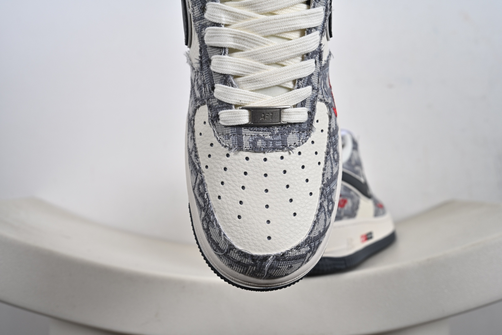 240 Nike Air Force 1 '07 Low “迪奥联名——花纹米灰红”空军一号 高端定制 低帮 运动鞋 MZ9588-807