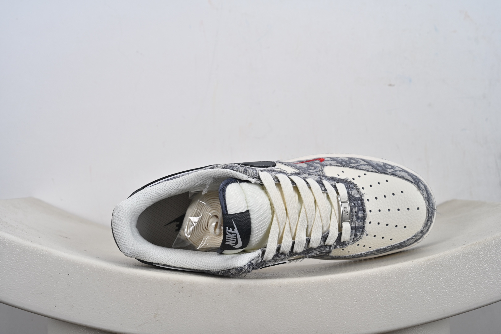 240 Nike Air Force 1 '07 Low “迪奥联名——花纹米灰红”空军一号 高端定制 低帮 运动鞋 MZ9588-807