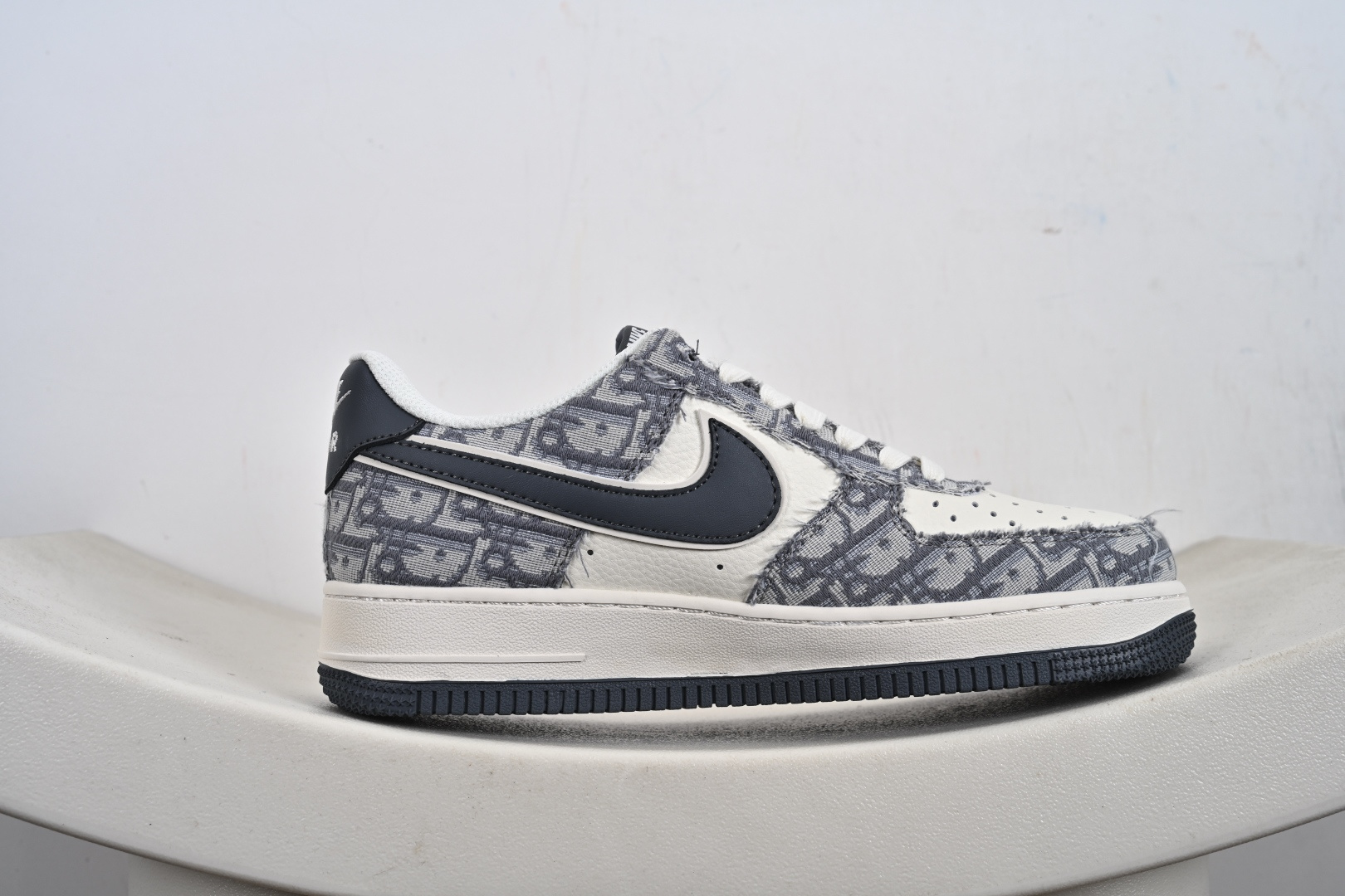 240 Nike Air Force 1 '07 Low “迪奥联名——花纹米灰红”空军一号 高端定制 低帮 运动鞋 MZ9588-807