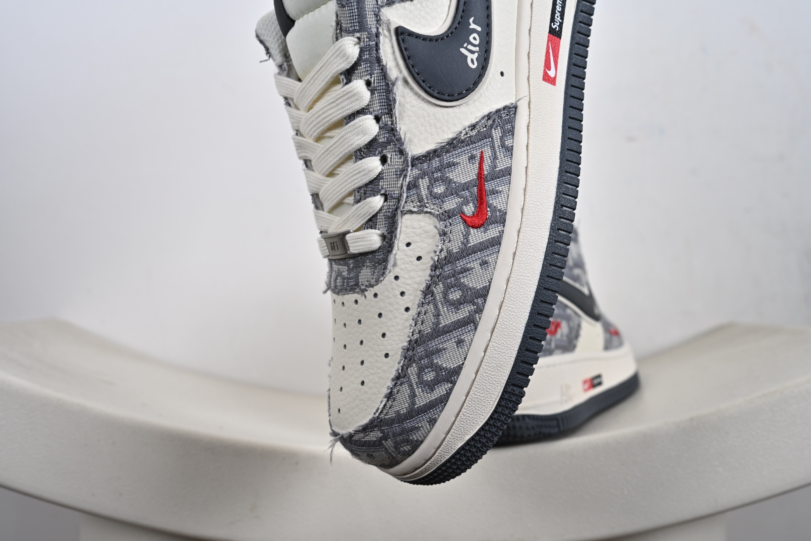 240 Nike Air Force 1 '07 Low “迪奥联名——花纹米灰红”空军一号 高端定制 低帮 运动鞋 MZ9588-807