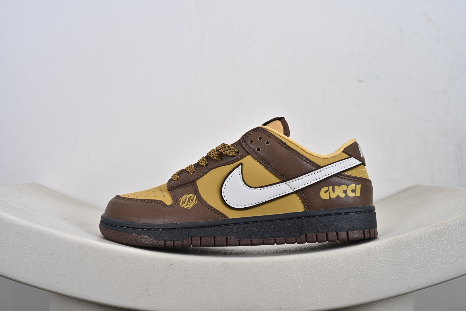 260 定制版 Dunk Low “古驰联名——双拼绿白勾” 高端定制 低帮休闲板鞋 DJ1988-001