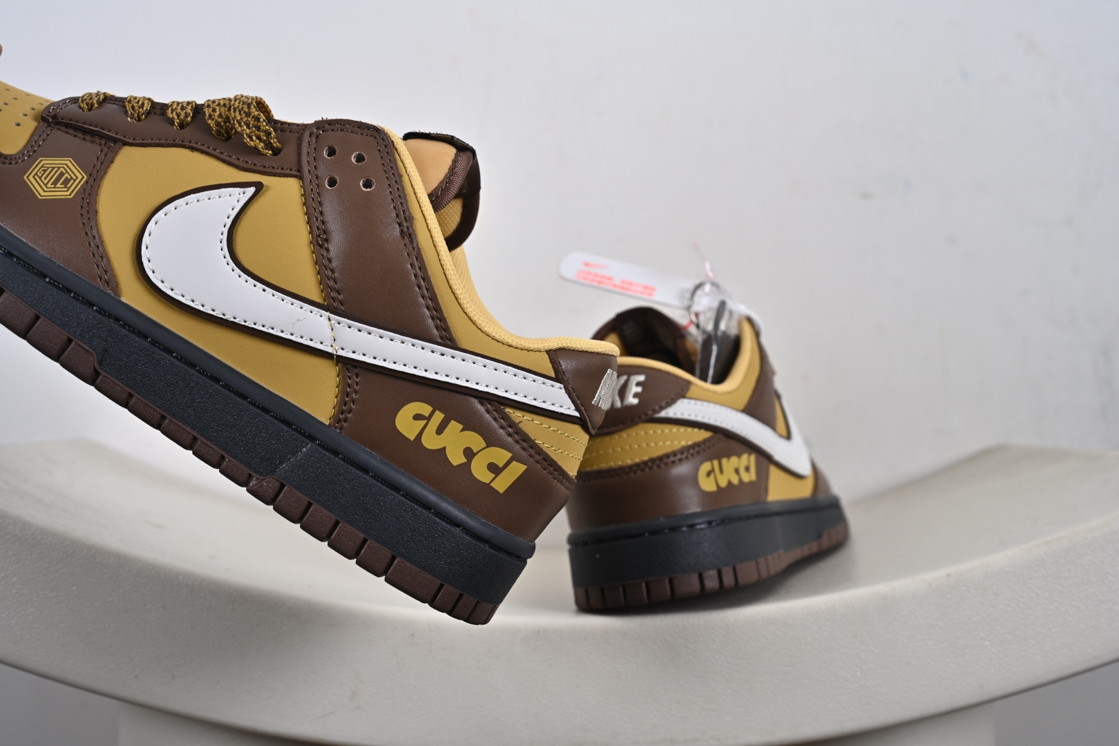 260 定制版 Dunk Low “古驰联名——双拼绿白勾” 高端定制 低帮休闲板鞋 DJ1988-001