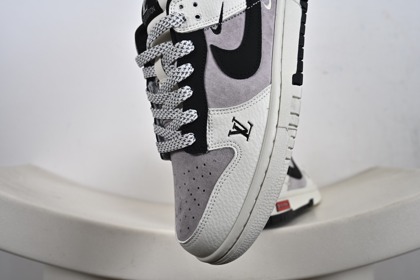 260 定制版 Dunk Low“联名——白灰黑” 高端定制 低帮休闲板鞋 YF9511-904