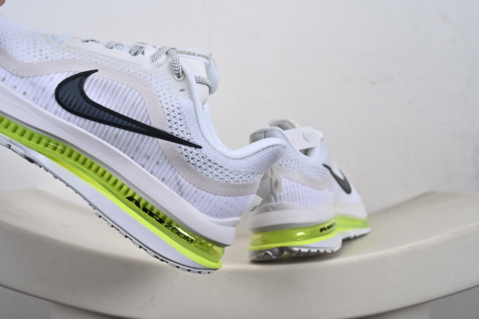 240 NIKE REGASUS PREMIUM 耐克 新款气垫缓震休闲跑步鞋 HQ2592-100