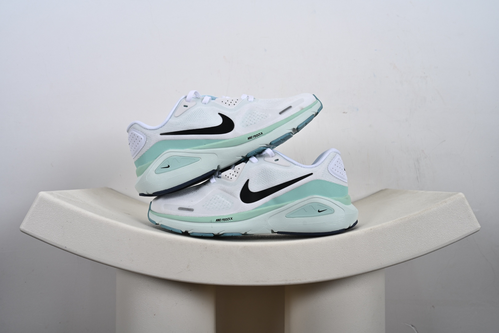 支持放店 【公司级】Air Zoom Structure 26轻量跑鞋 鞋面采用透气工程网眼材质制作,鞋身整体轻盈舒适透气,鞋子颜色以玫红色为主色调!耐克Logo以黑色搭配,整体颜色非常协调,简约风格,让日穿的穿搭更时尚.前掌搭载Air Zoom气垫,中底采用泡棉减震科技 货号:HJ1102 Y6-E2