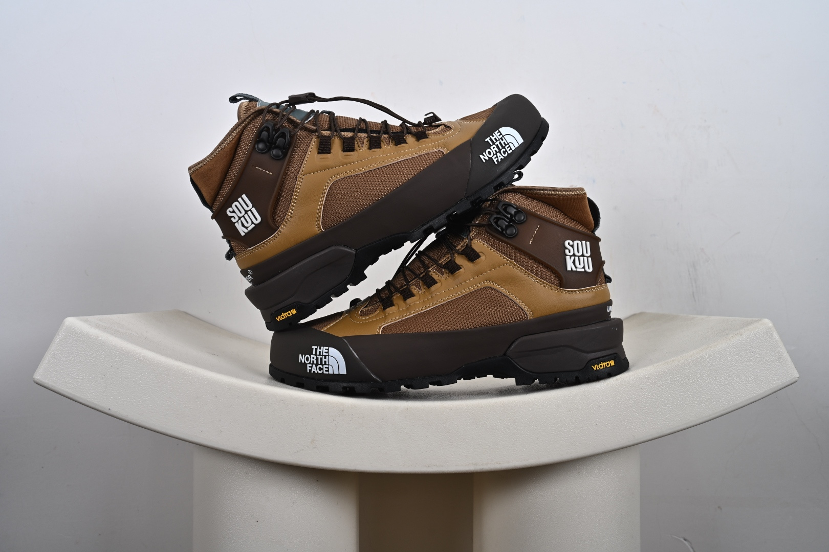 终端供货 北面THE NORTH FACE GLENCLYFFE 舒适户外 防滑耐磨 中帮 登山鞋 男款 MD组合橡胶底片 从容应对陡峭的碎石陡坡、 湿软泥地和湿滑雪地 MD抗震中底能够有效减小 行走时对脚踝和膝盖的压力, 有良好的抗震性 鞋面材质:牛津布+头层牛皮 闭 合:抽绳扣 鞋底材质:MD组合橡胶底片 特性简述:耐磨、防滑、透气防撞 从容应对地面环境多方向凹槽功能,获得真实抓地力 加重包裹的耐用粗糙纹理半径 材质耐用持续稳定,适应不同路面需求 货号:NF0A84SE041-090 1-F2